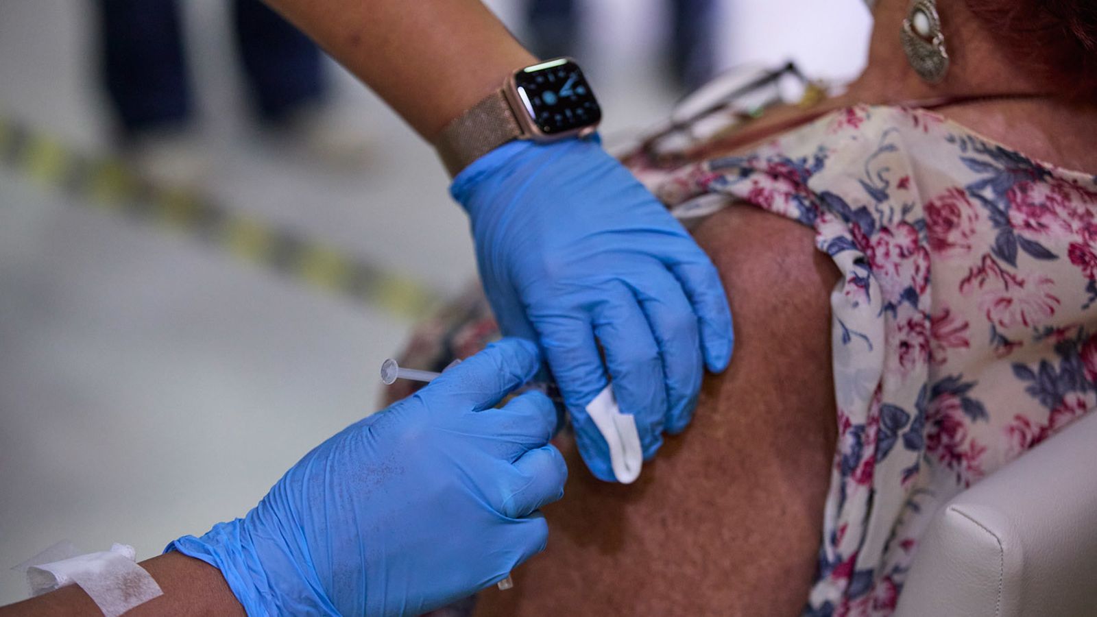 Una sanitaria vacuna a una mujer con la tercera dosis del Covid-19, en la Residencia de Mayores Vista Alegre