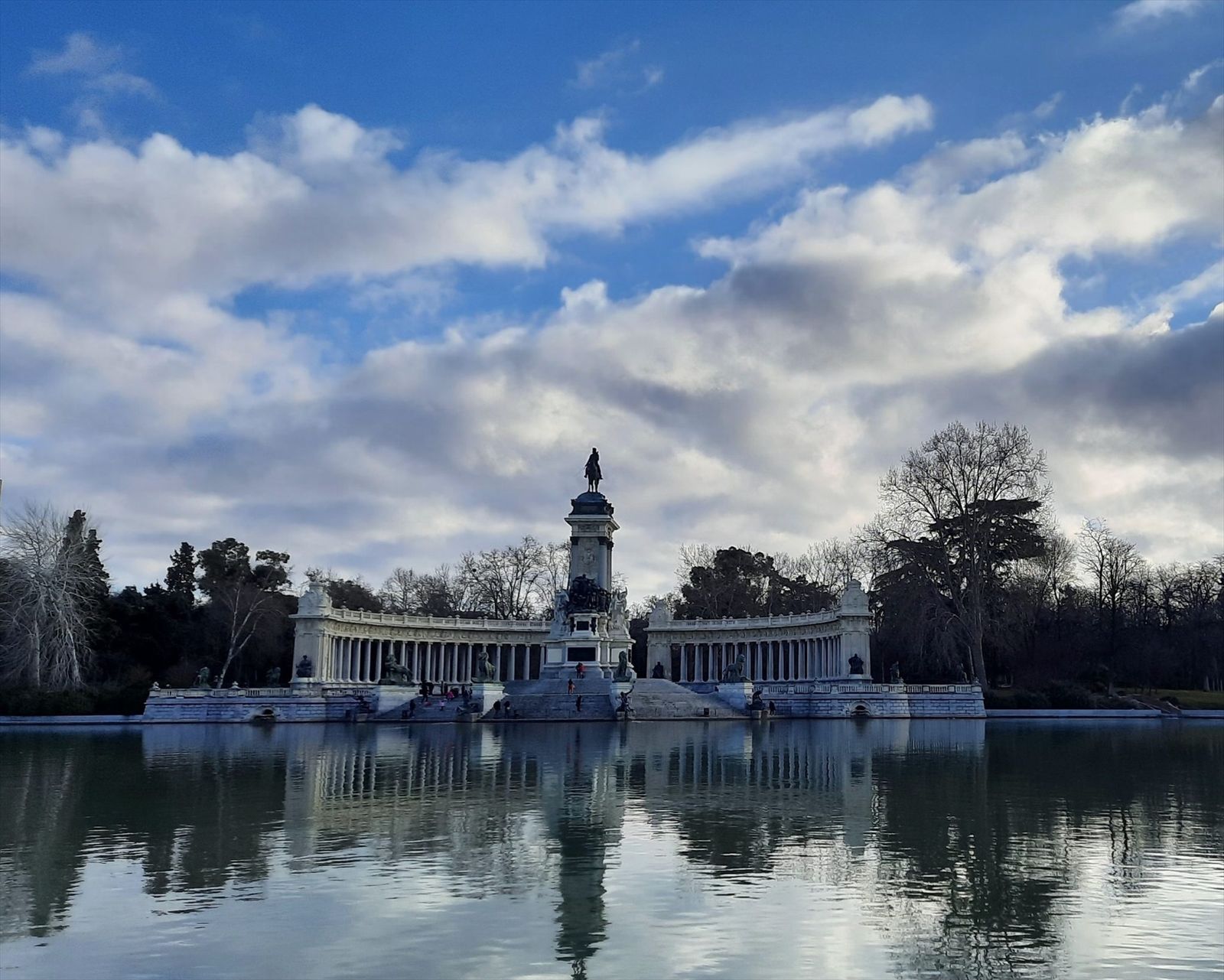 Sol en el estanque de los jardines del Buen Retiro