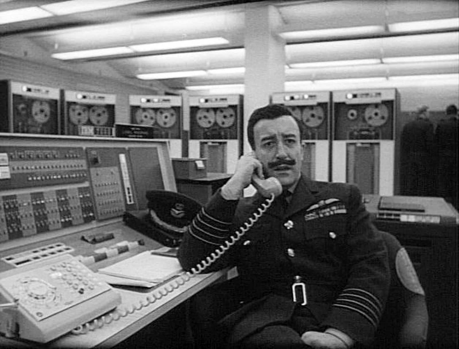 Peter Seller como el capitán Lionale Mandrake