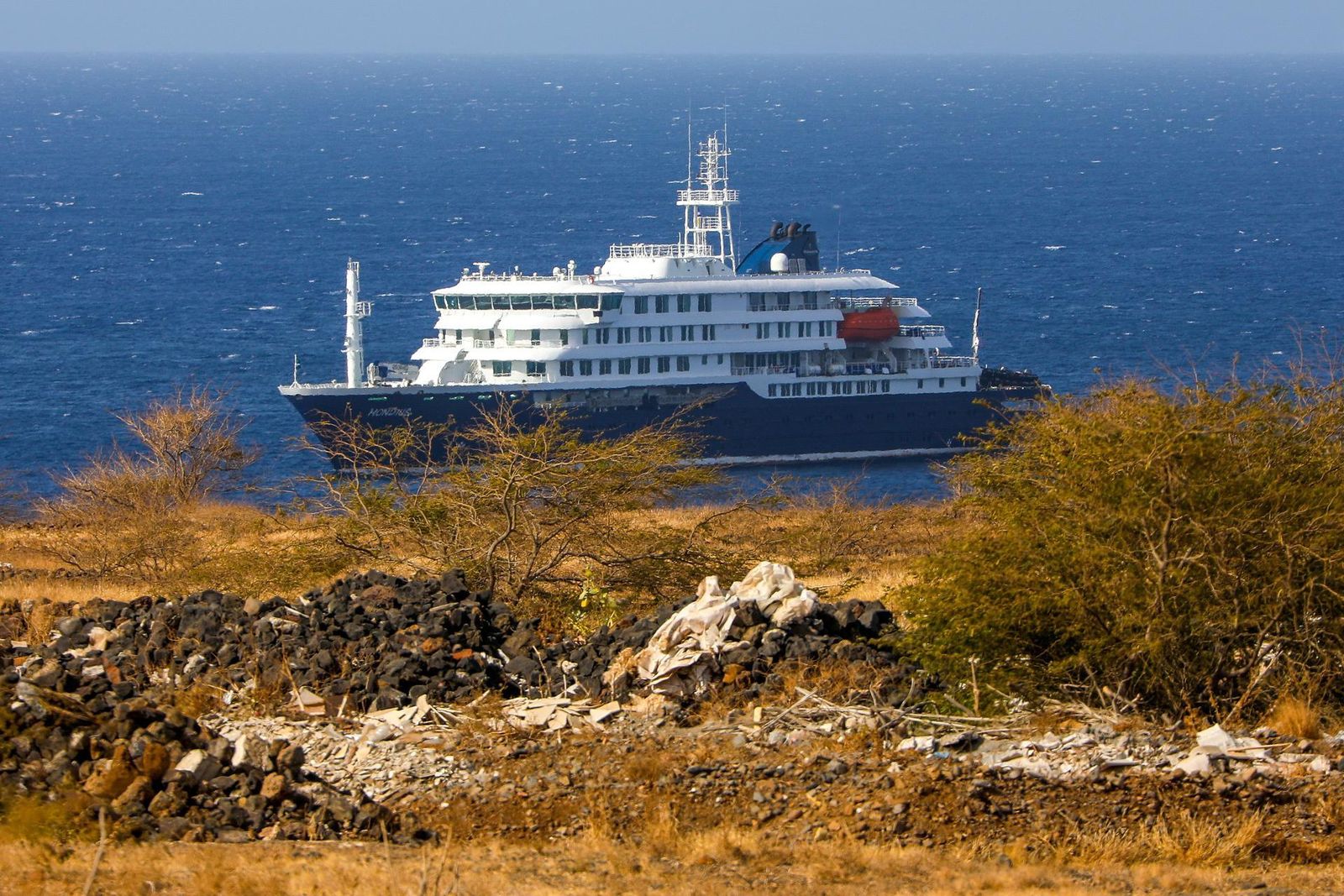 El crucero con hantavirus fondeado en Cabo Verde
