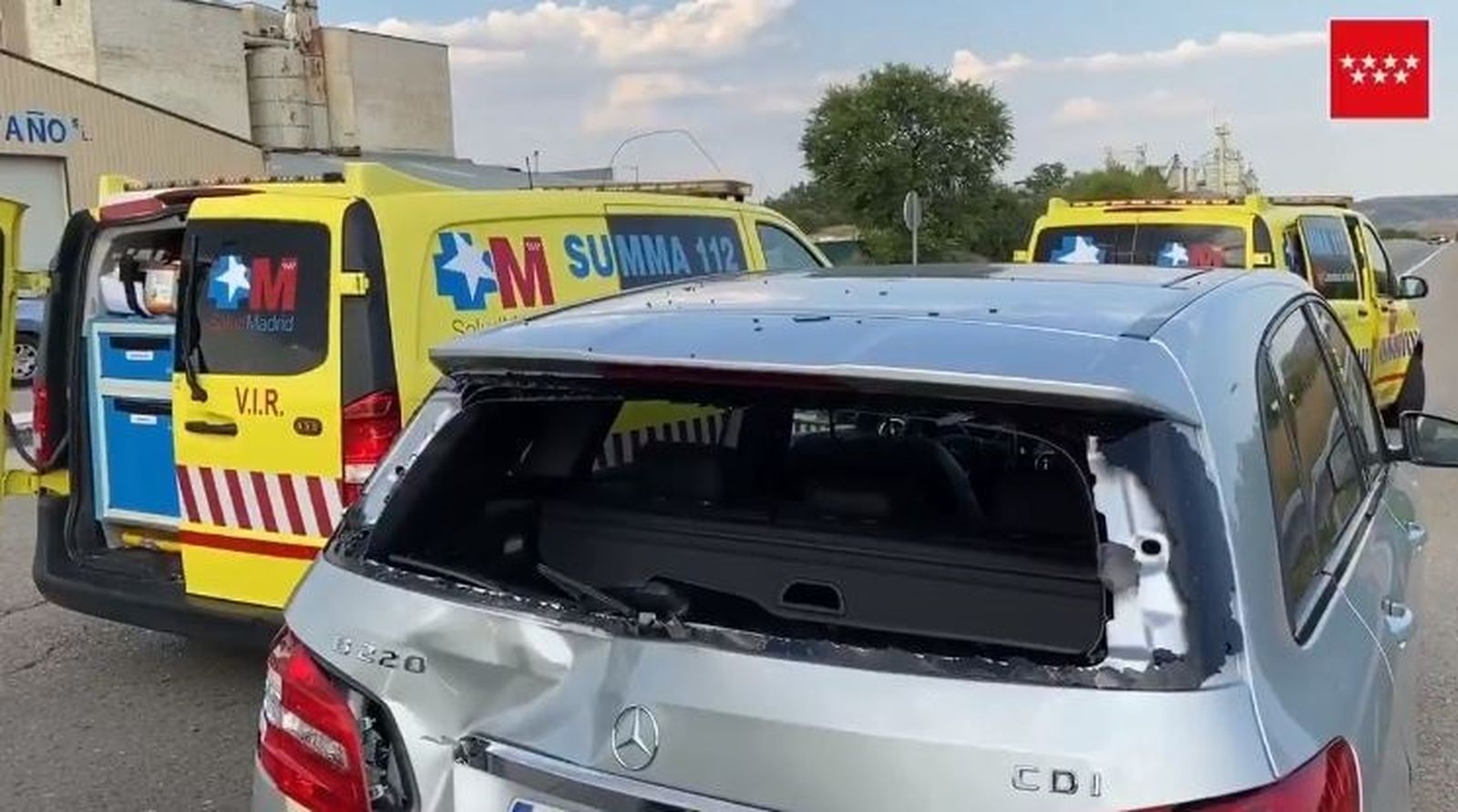 Estado en el que quedó el coche tras el impacto con la bicicleta