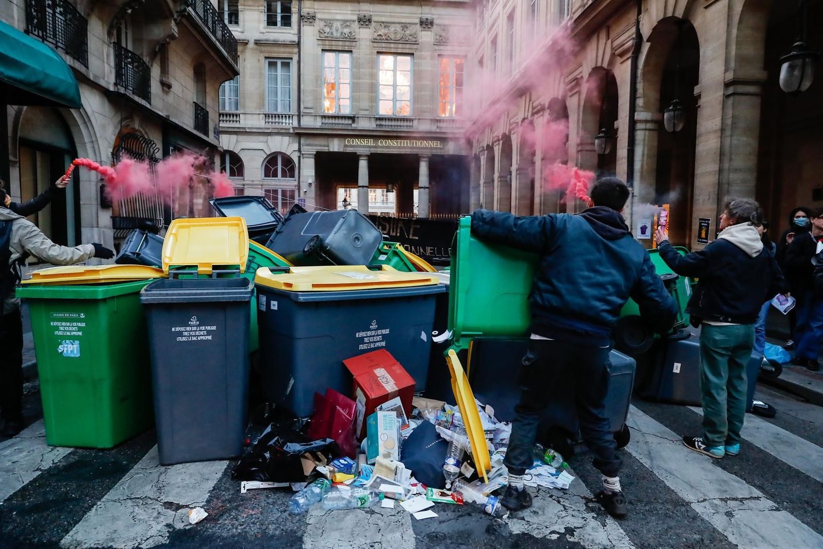 Continúan las protestas contra la reforma de Macron a la espera del dictamen constitucional