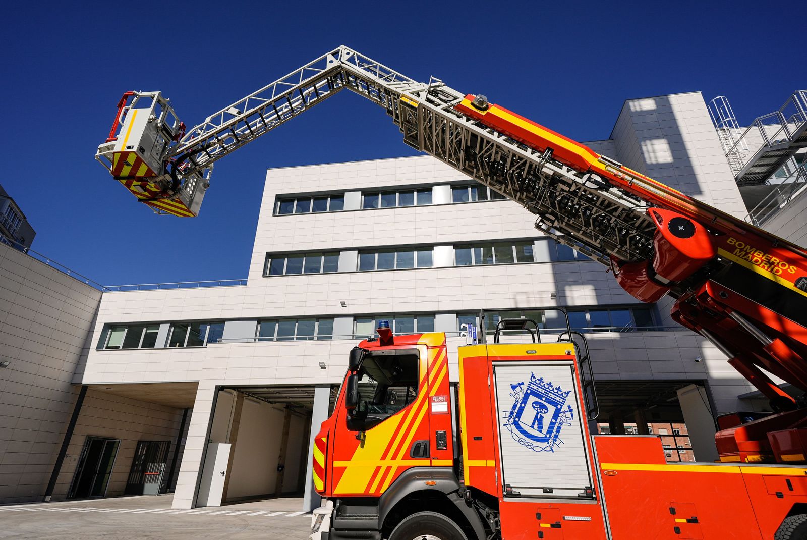 Una piscina para entrenar rescates acuáticos en el nuevo parque de bomberos de Usera