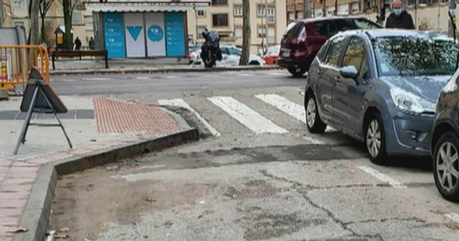 La ampliación de las aceras en Hortaleza resulta un peligro para los peatones y un embudo para los coches