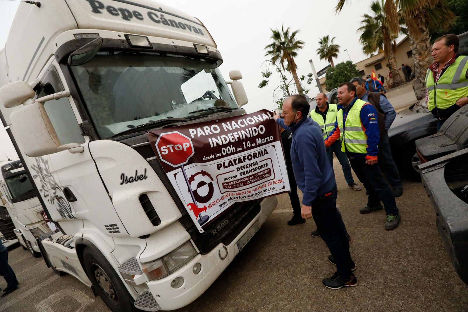 Transportistas manifestándose con una pancarta en el tercer día de huelga indefinida del transporte de mercancías