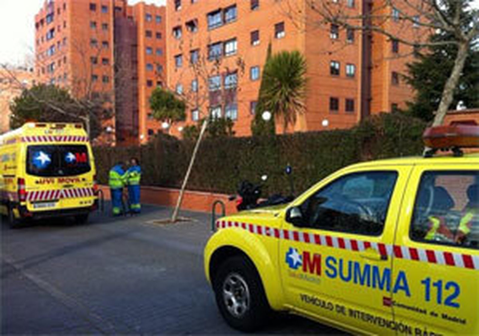 Vehiculos del SUMMA en la calle Miguel de Cervantes de Fuenlabrada