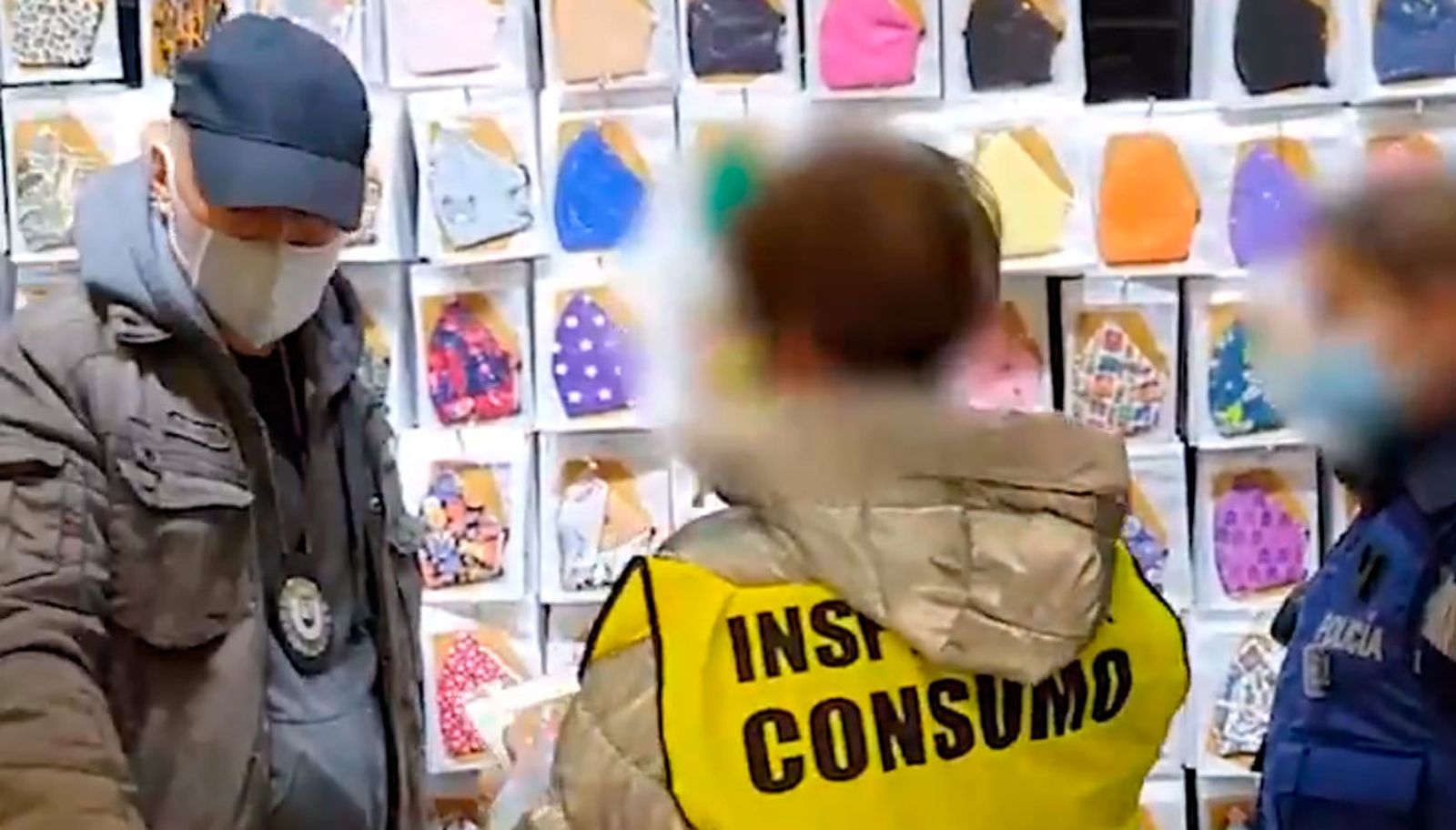 Incautan en Lavapiés 38.000 mascarillas y 24.200 juguetes irregulares