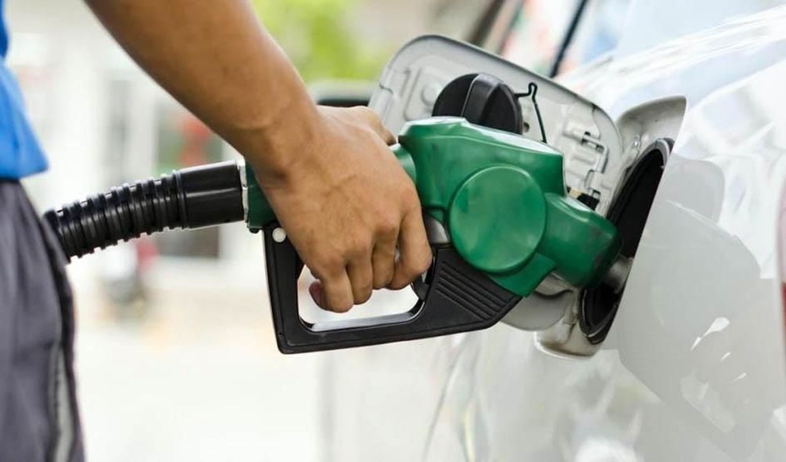 El Gobierno limita al 15% la subida del gas, fija el butano en 19,55 euros y mantiene en octubre el descuento a gasolina y diésel