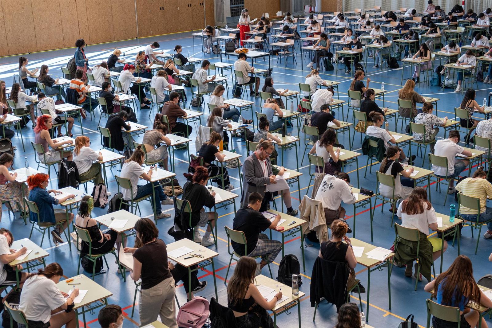 Estudiantes examinándose de la EvAU