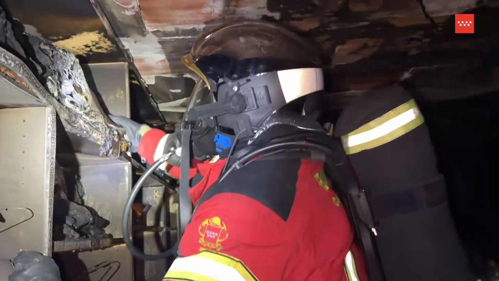 Un incendio en una vivienda de Fuenlabrada deja una mujer herida y obliga a desalojar a 25 vecinos