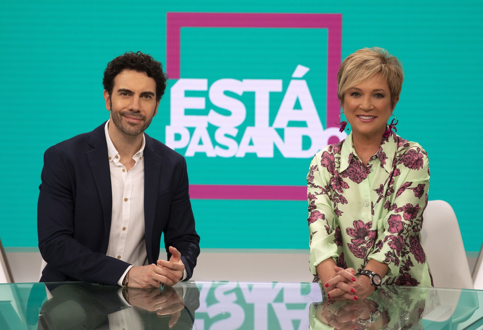 Alberto Herrera e Inés Ballester, presentadores de 'Está pasando'.