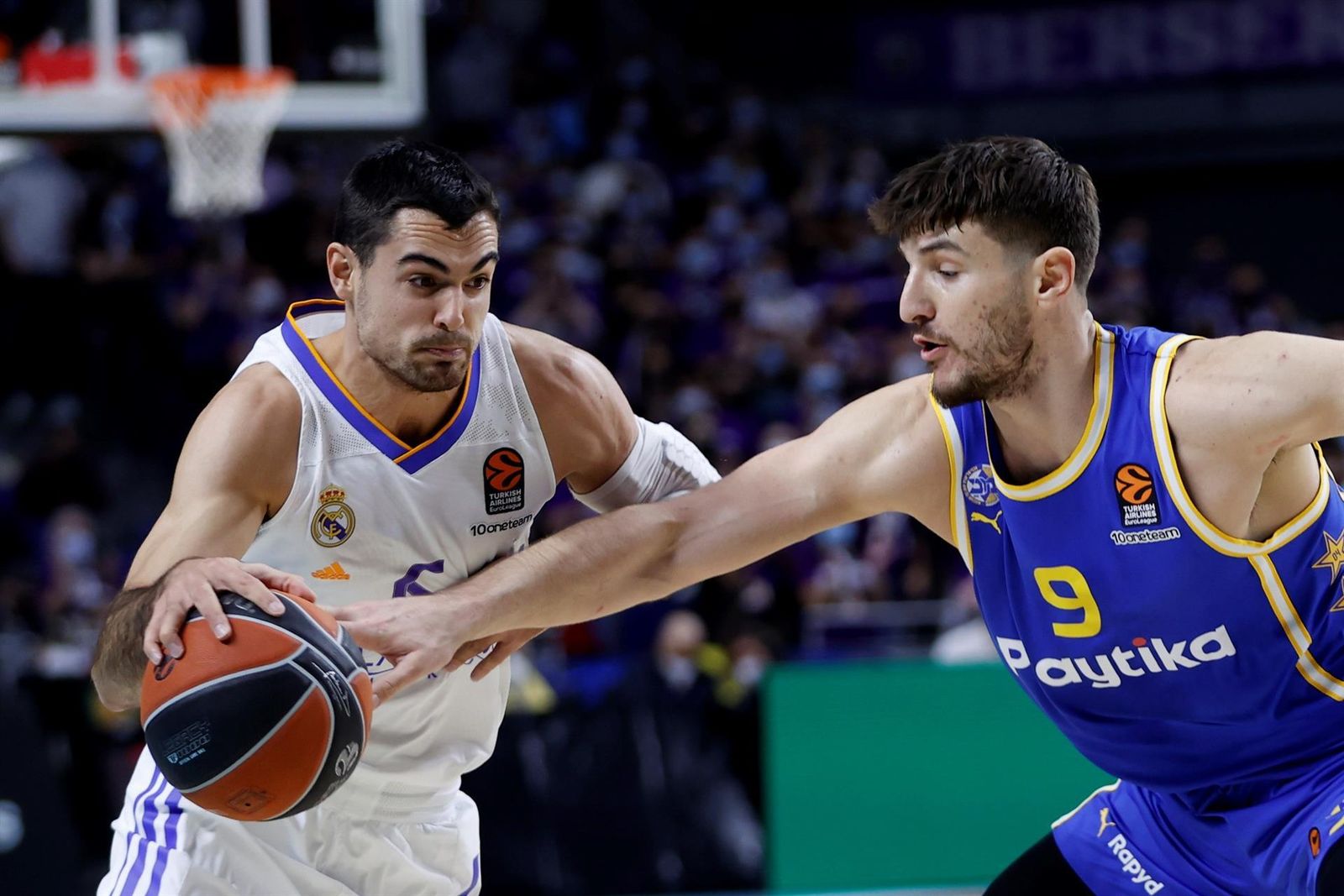 Roberto Abalde ante el Maccabi