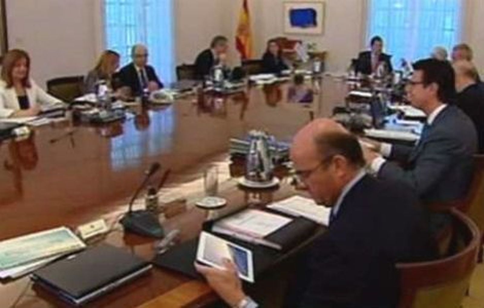 El Gobierno aprueba la subida del IVA y los recortes a funcionarios y al desempleo