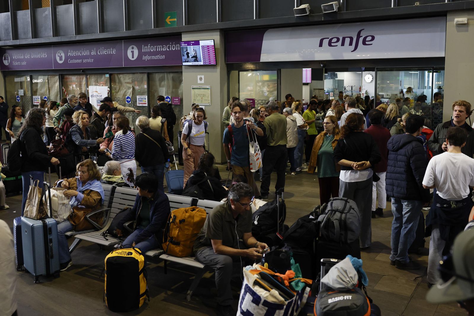 Pasajeros en la estación de Santa Justa (Sevilla)