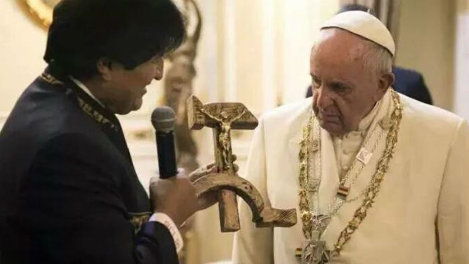 Morales regala al Papa un crucifijo con la hoz y el martillo y le borra la sonrisa