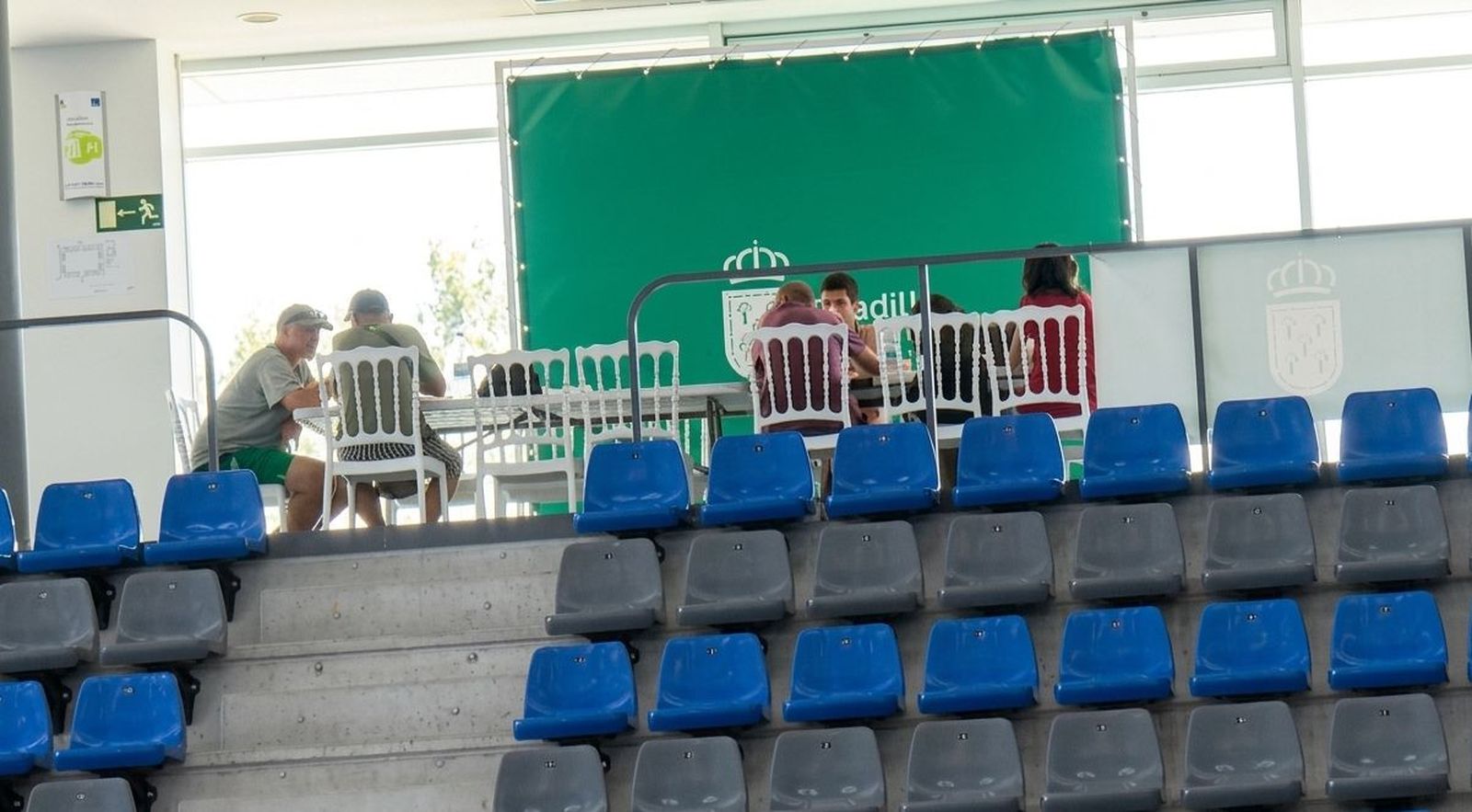 Vecinos de Robledo y Valdemaqueda esperan en Boadilla noticias para poder regresar