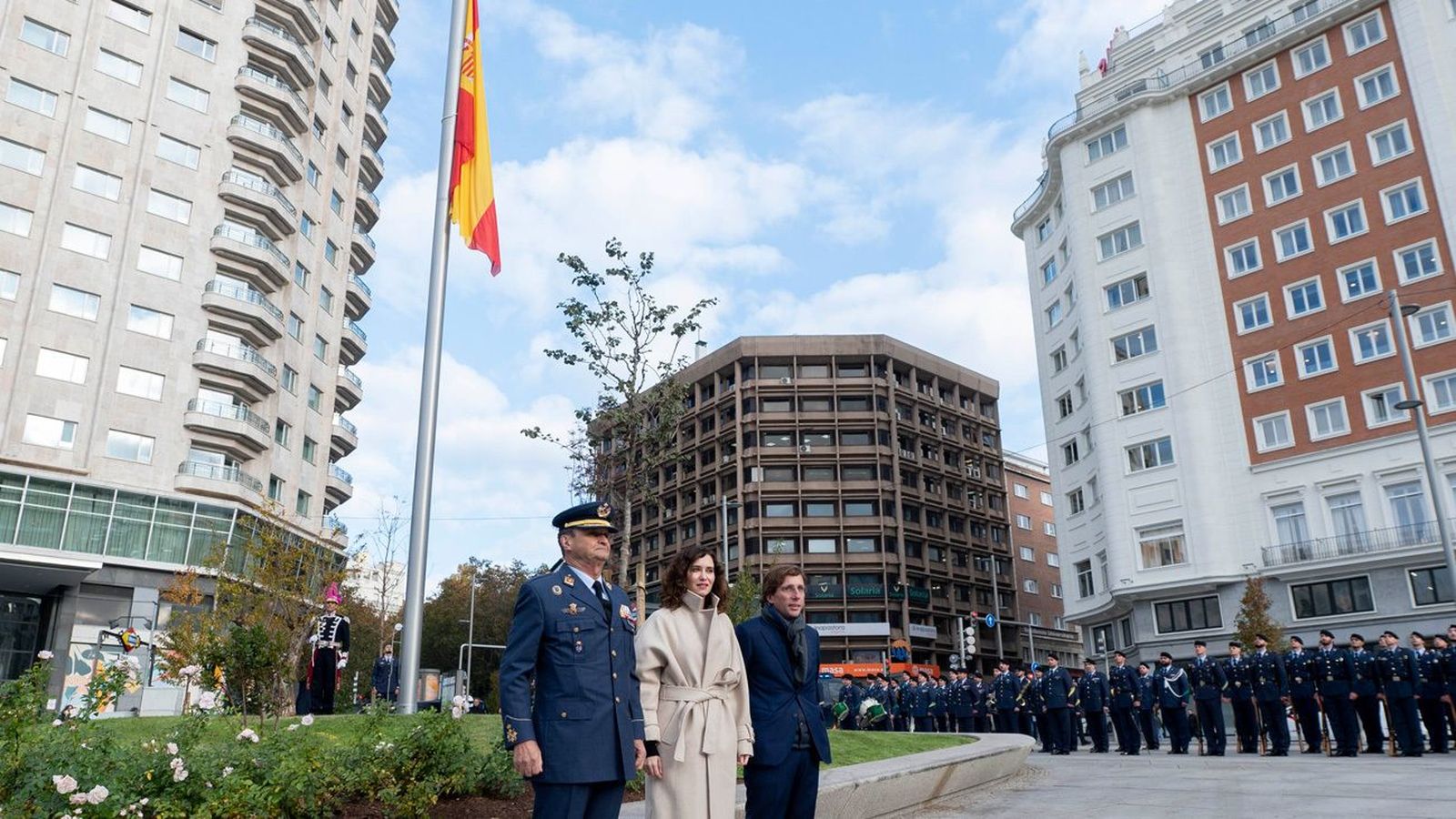 La plaza de España estrena bandera permanente por el Día de la Constitución