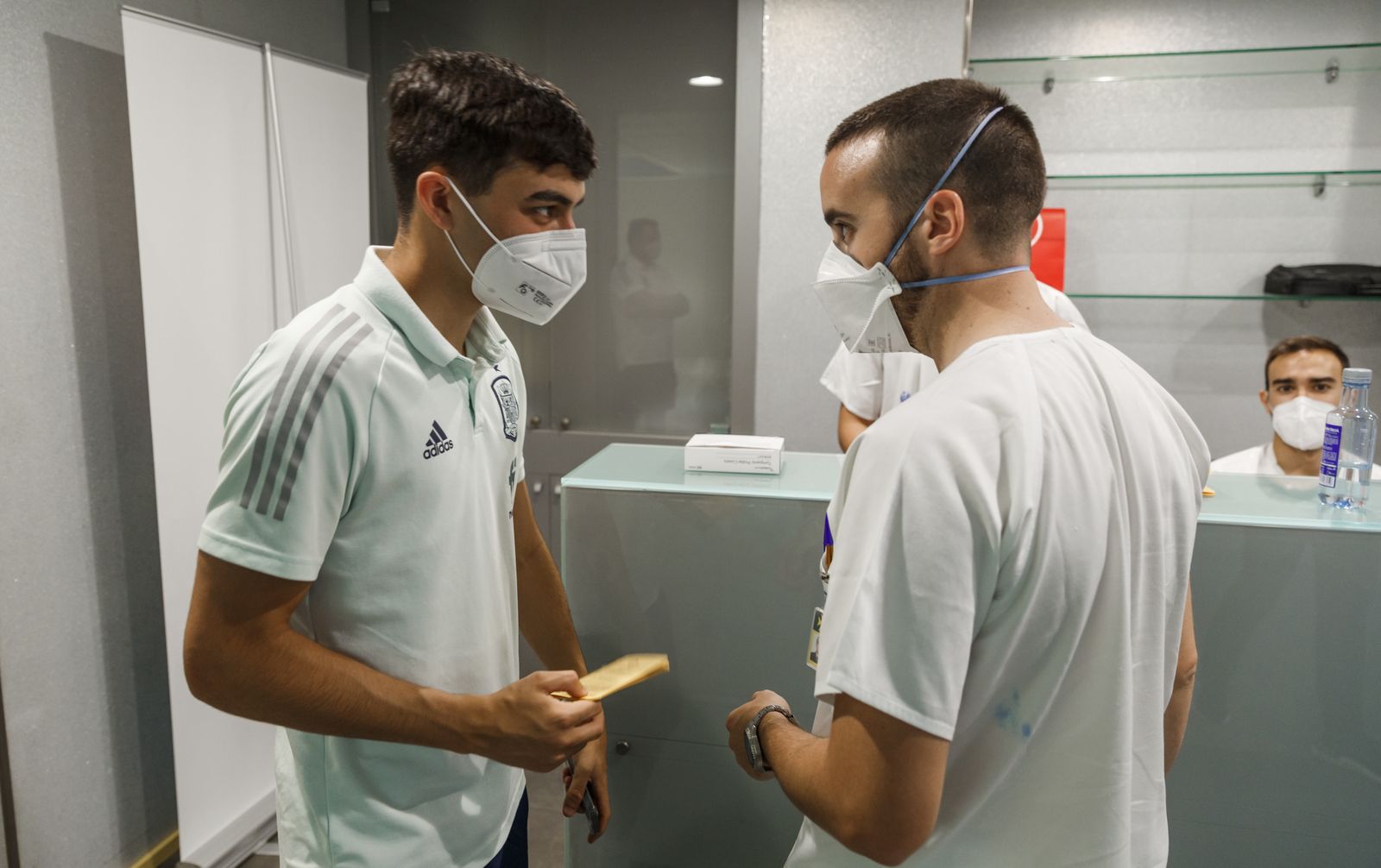 Y tras la polémica... Los jugadores de la Selección española reciben su vacuna