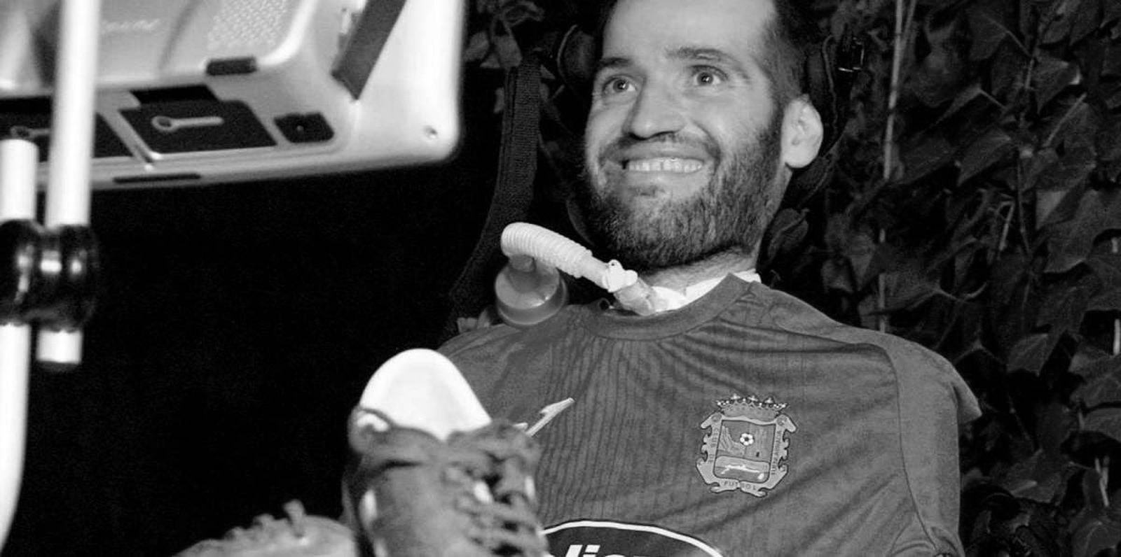 Carlos Alberto Gómez Matallanas, exfutbolista, periodista, analista de fútbol y colaborador de As, falleció el 9 de marzo en el hospital sevillano Virgen del Rocío tras luchar durante años contra el ELA, de cuyo combate se convirtió en un símbolo. Nacido en Carabanchel hace 39 años, se formó en el equipo de su barrio, pasó posteriormente por varios equipos del fútbol madrileño como Alcobendas, Santa Ana, Parque Europa, Fortuna, Puerta Bonita, Rayo Majadahonda, Pozuelo o Moscardó, y luego en el Racing Portuense y la UD Roteña.