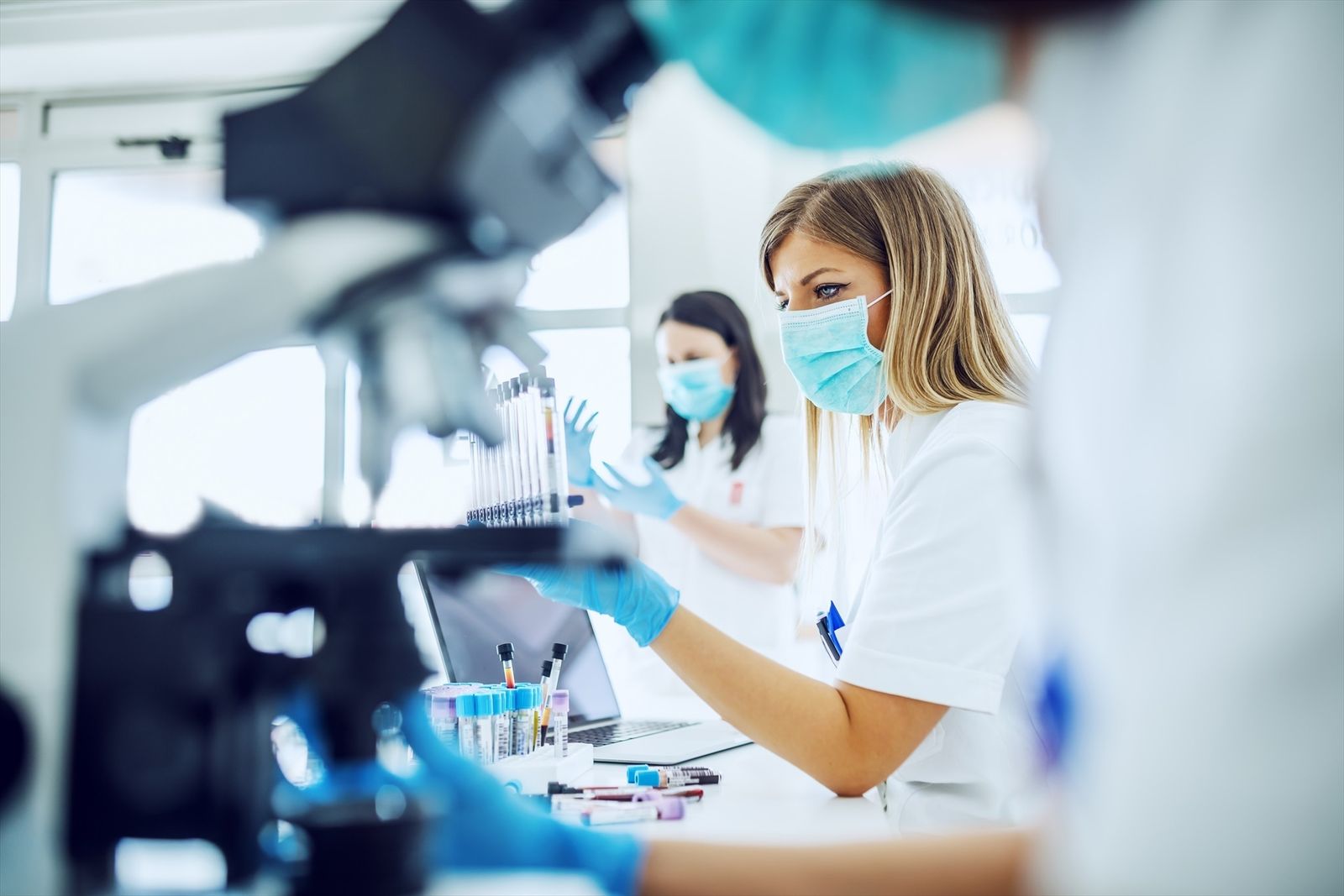 Mujeres en un laboratorio