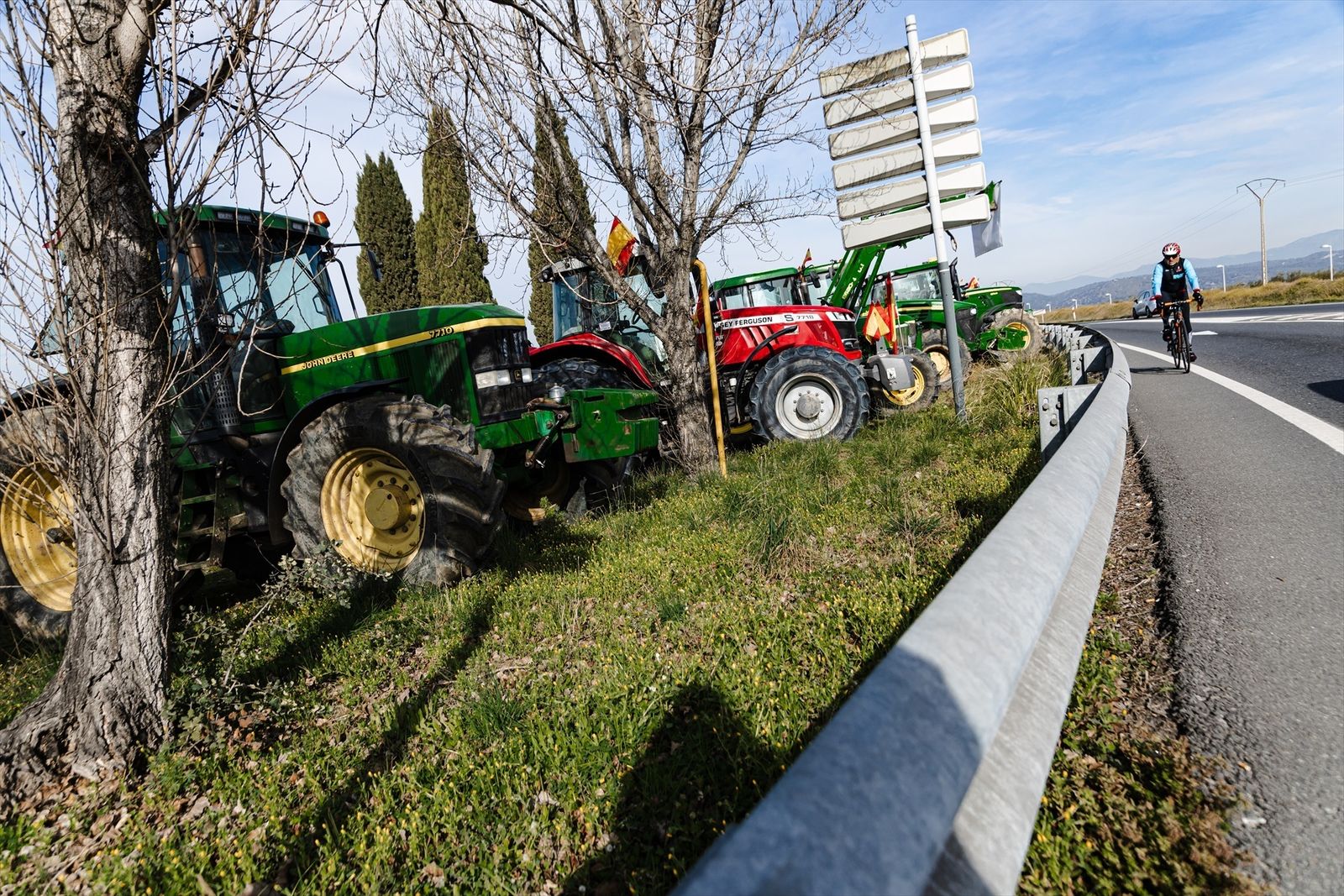 Varios tractores se concentran al lado del cementerio de Villanueva de la Cañada, tras su paso por la carretera M-600