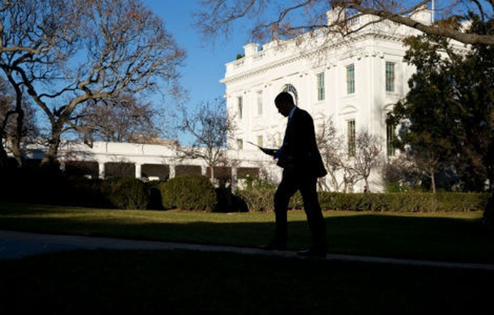 El presidente de EEUU, Barack Obama, pasea por los jardines de la Casa Blanca