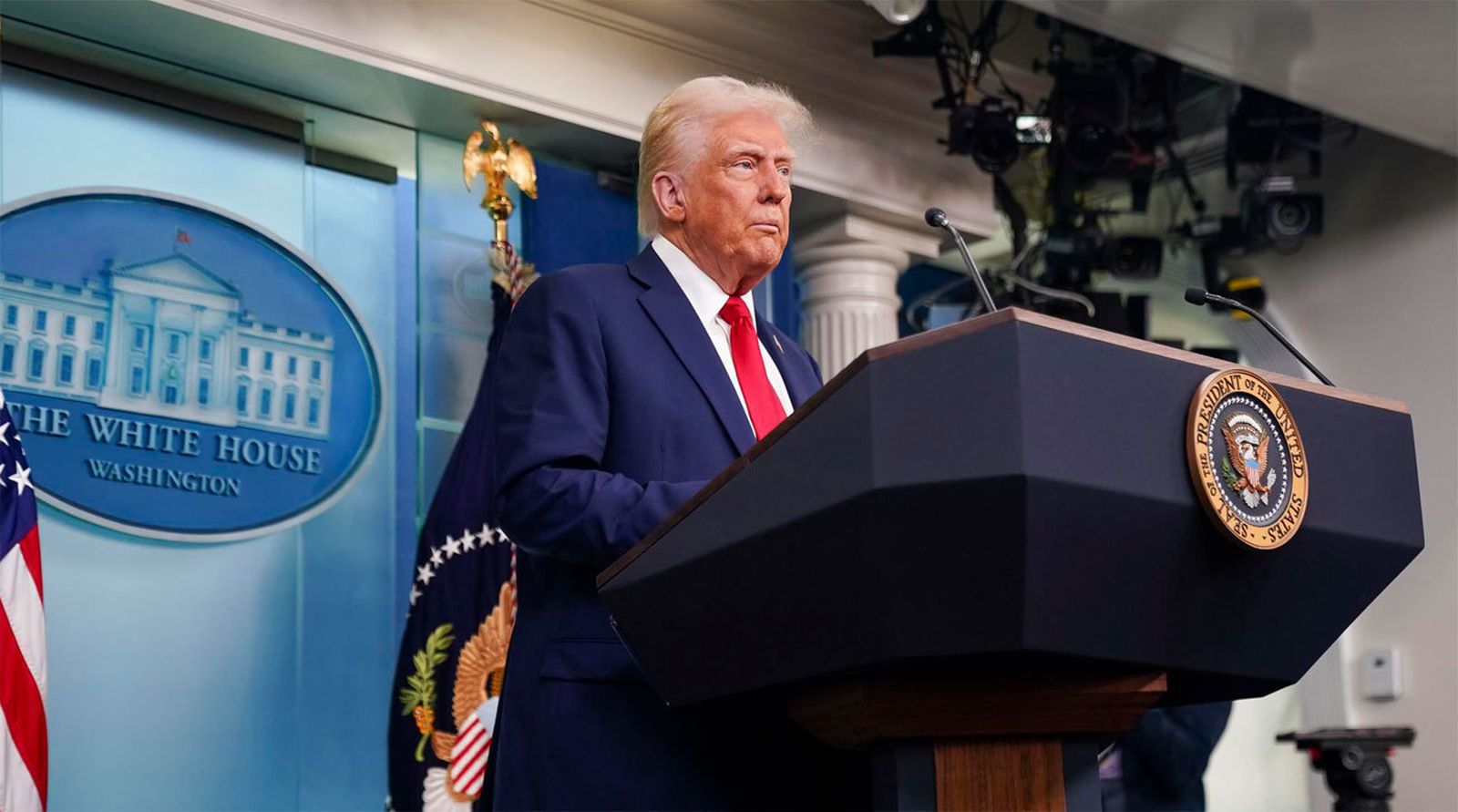 Trump culpa al helicóptero y a cuotas de diversidad de Obama y Biden de la colisión aérea de Washington