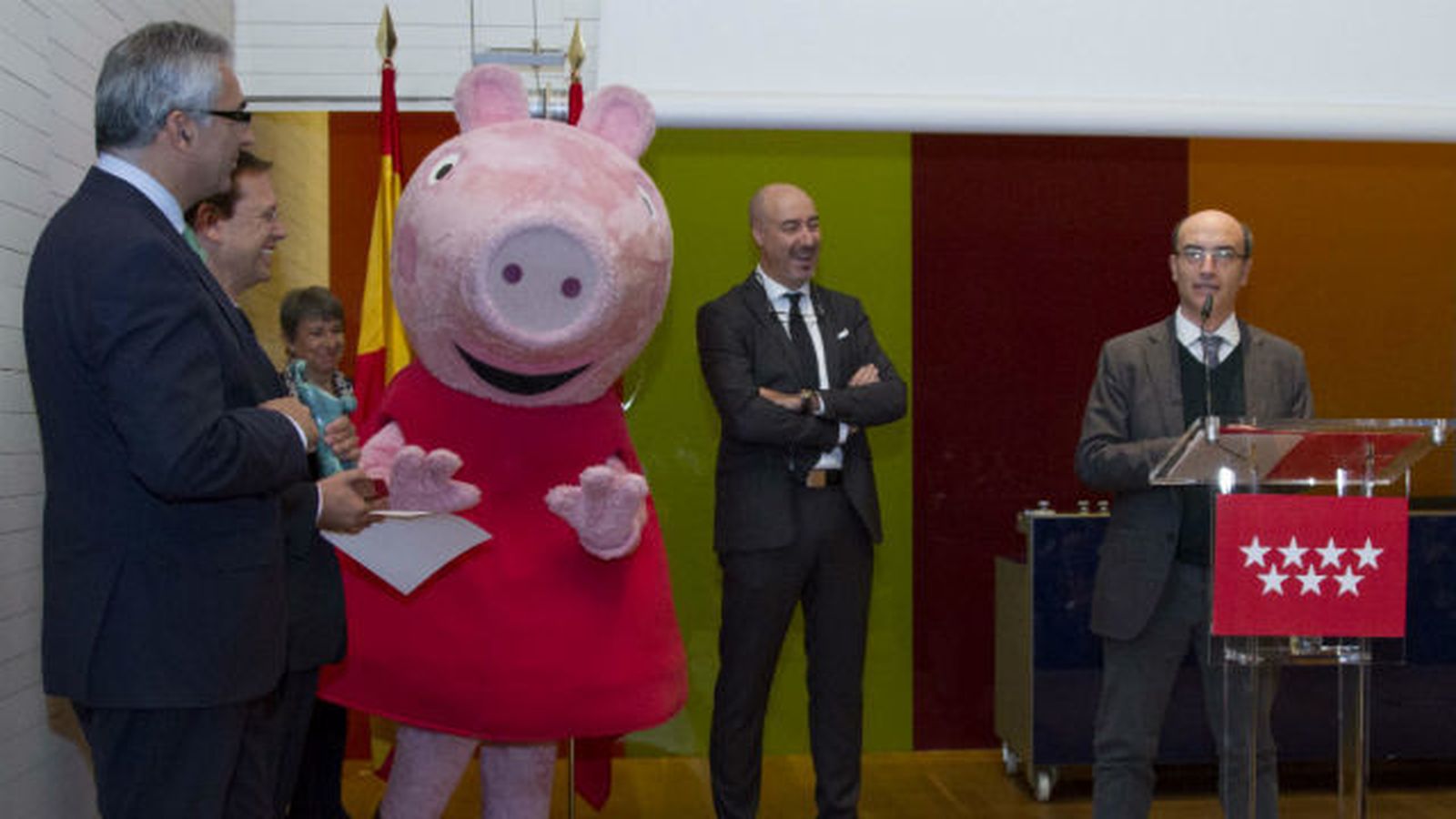 La Comunidad entrega sus premios de reconocimiento de defensa de la infancia