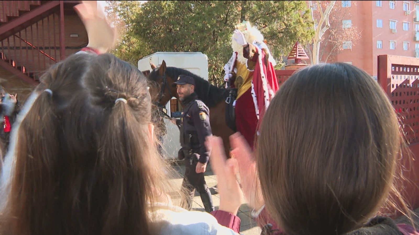 Niños tutelados de la Comunidad reciben la visita de los Reyes Magos en la residencia infantil Las Rosas