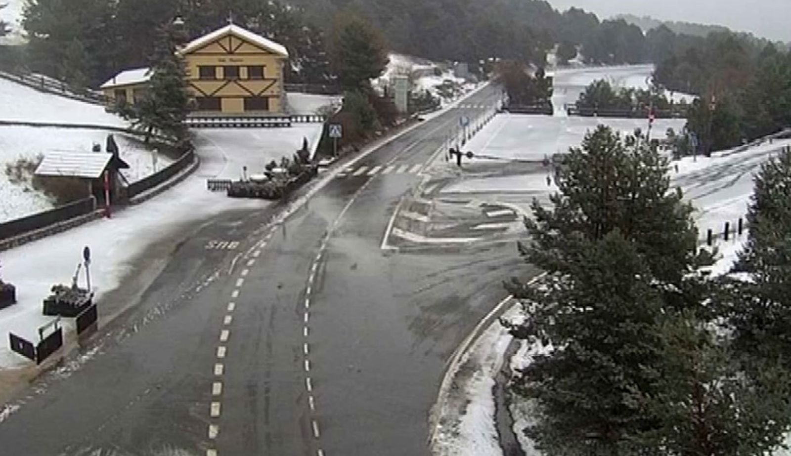 Nieva en los puertos de Navacerrada y Cotos