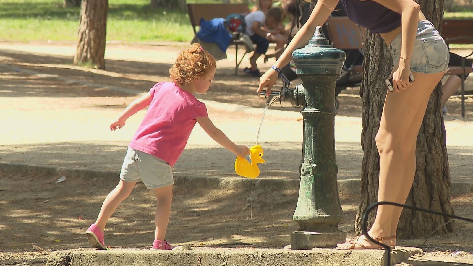 Una niña en una fuente de un parque
