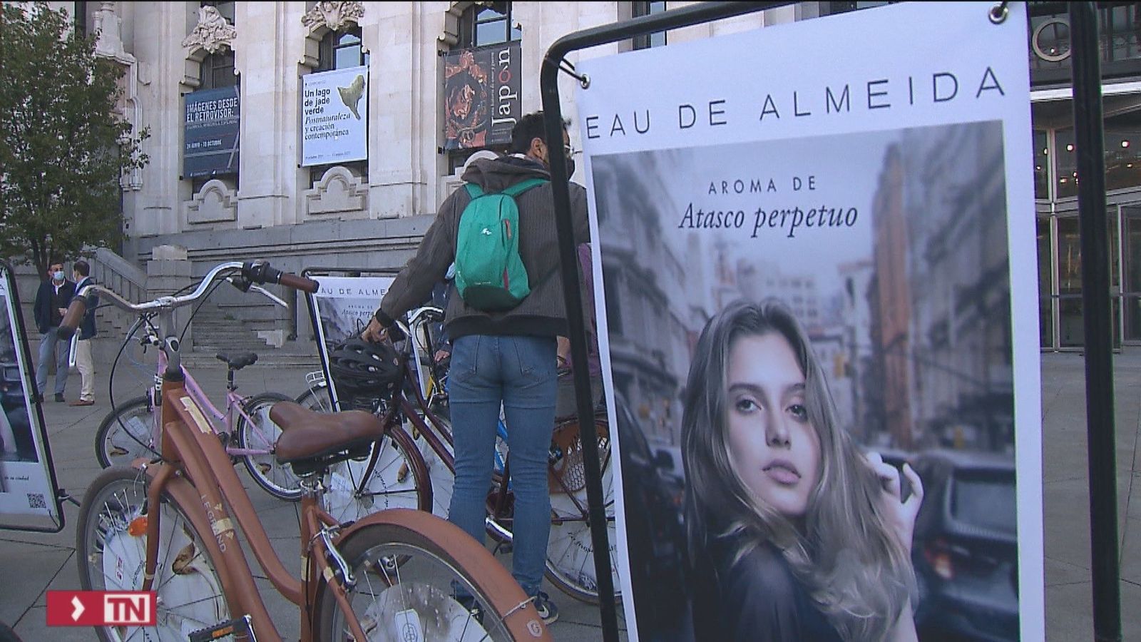 El PSOE-M lanza la campaña 'Eau de Almeida' contra la suciedad y los atascos