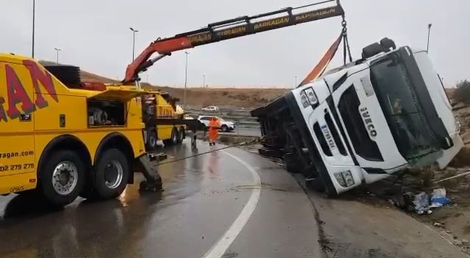 El vuelco de un camión en la M-50 en el acceso a la A-5 ha provocado retenciones de tráfico