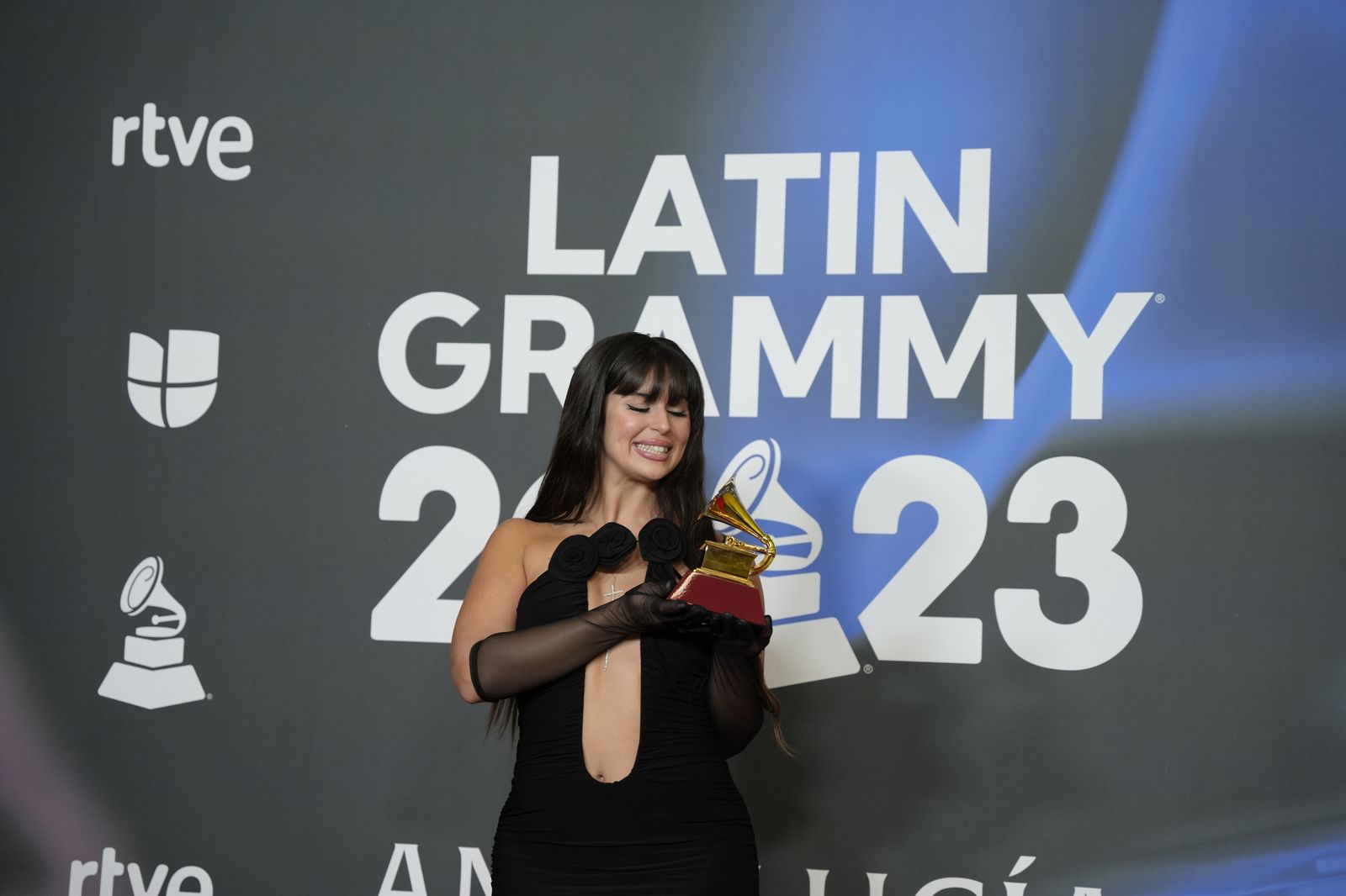 Nathy Peluso posa con un Grammy por mejor video musical