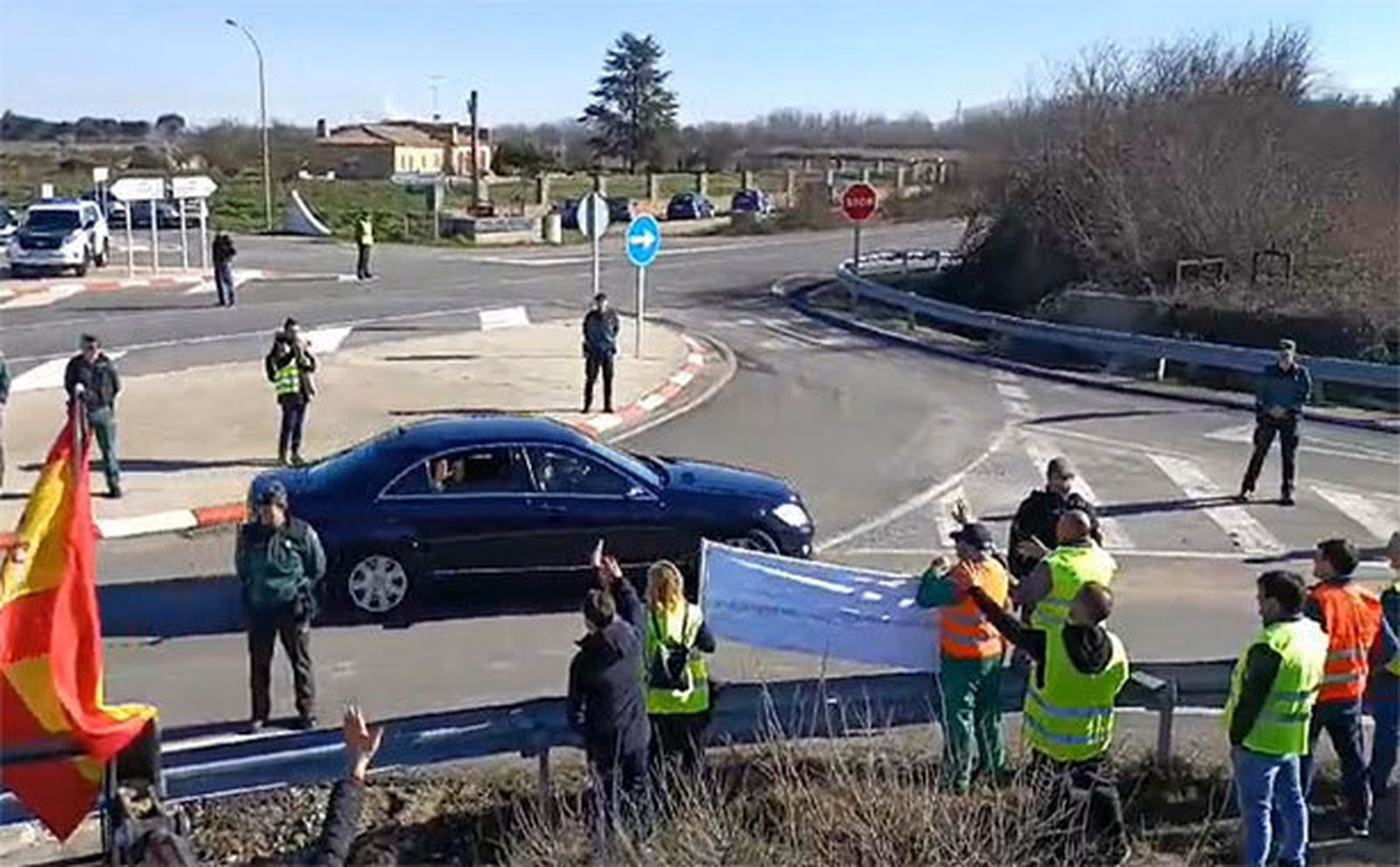 La reina Letizia saluda desde el coche a un grupo de agricultores a su llegada a Salamanca