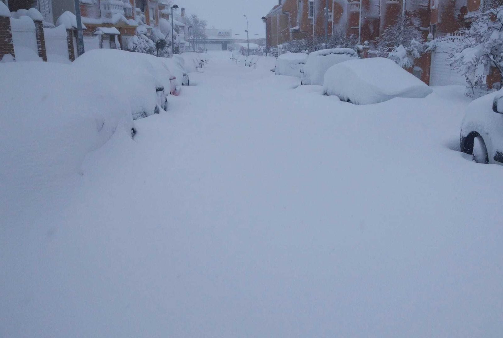 Aspecto de una de las calles de Parla tras la nevada de la borrasca Filomena