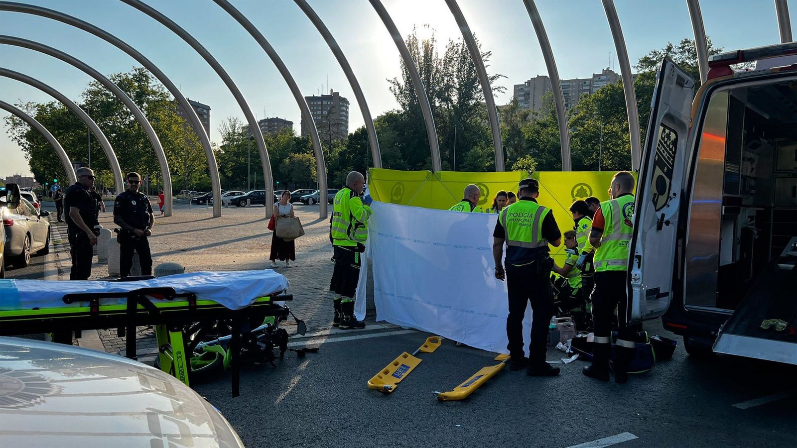 Muere un motorista tras chocar con un coche en la Avenida de la Ilustración