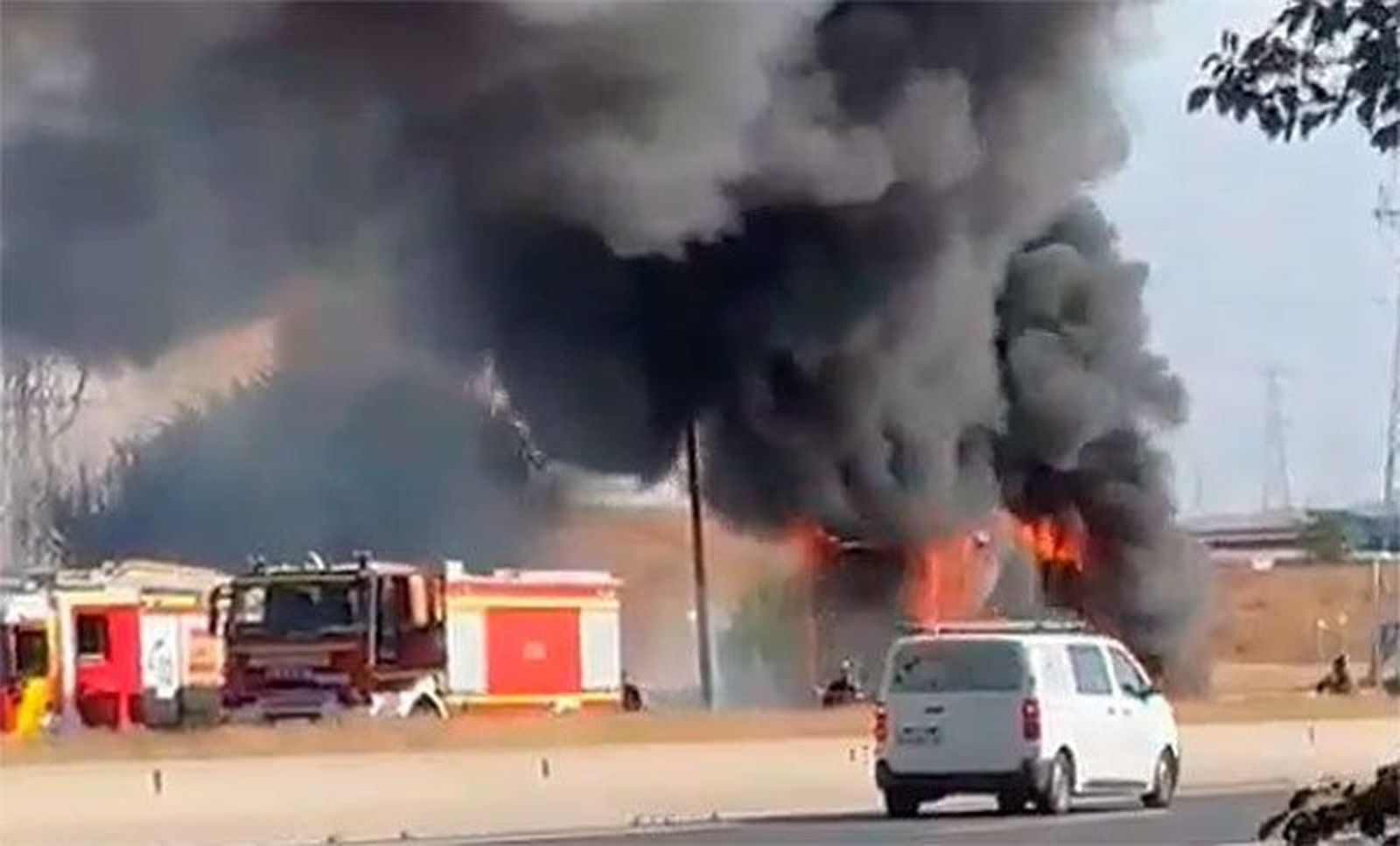 Arde la carga de un camión en la A-4, a la altura de San Cristóbal