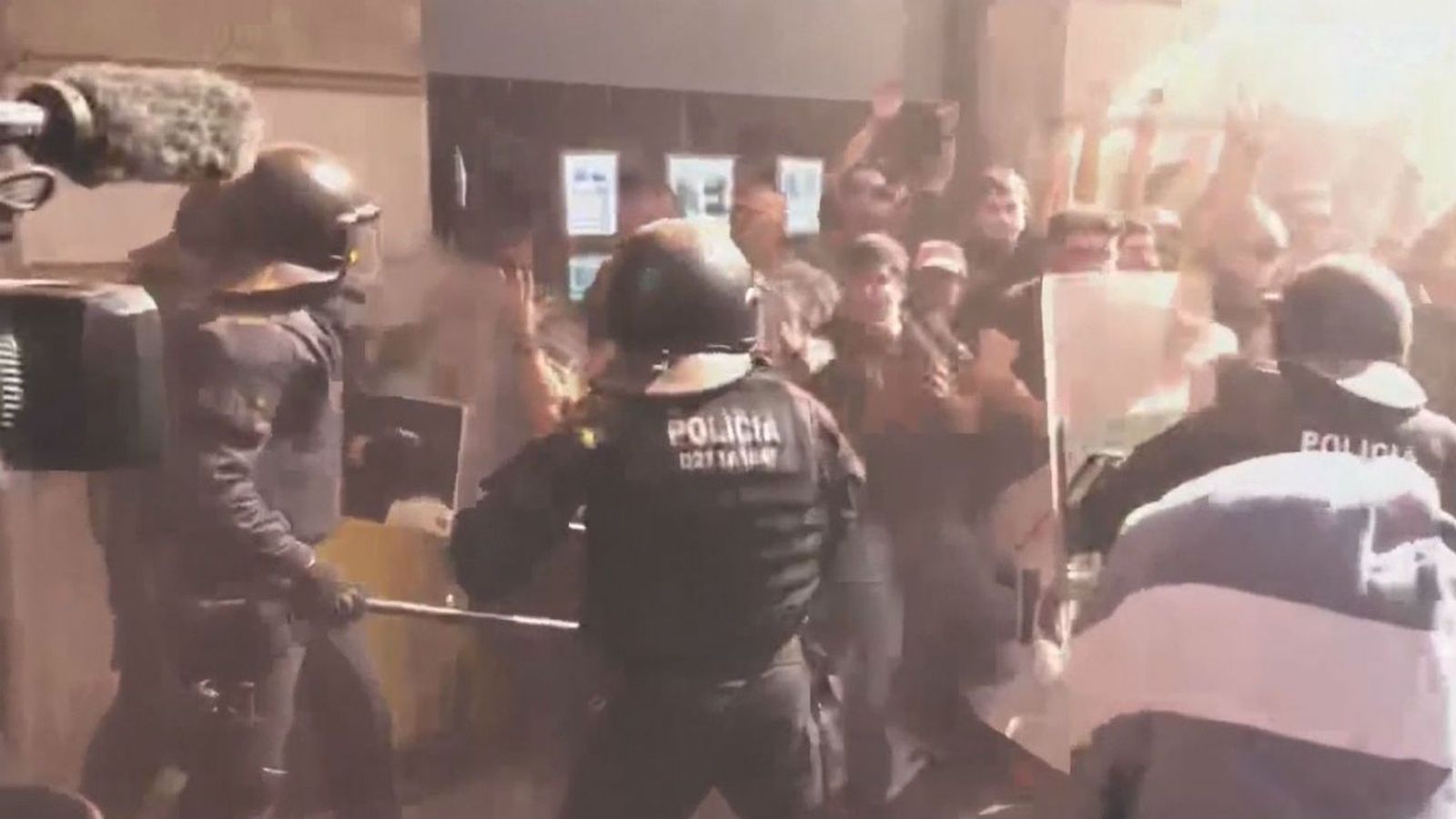 Acorralan y agreden a varios policías en la manifestación de Barcelona