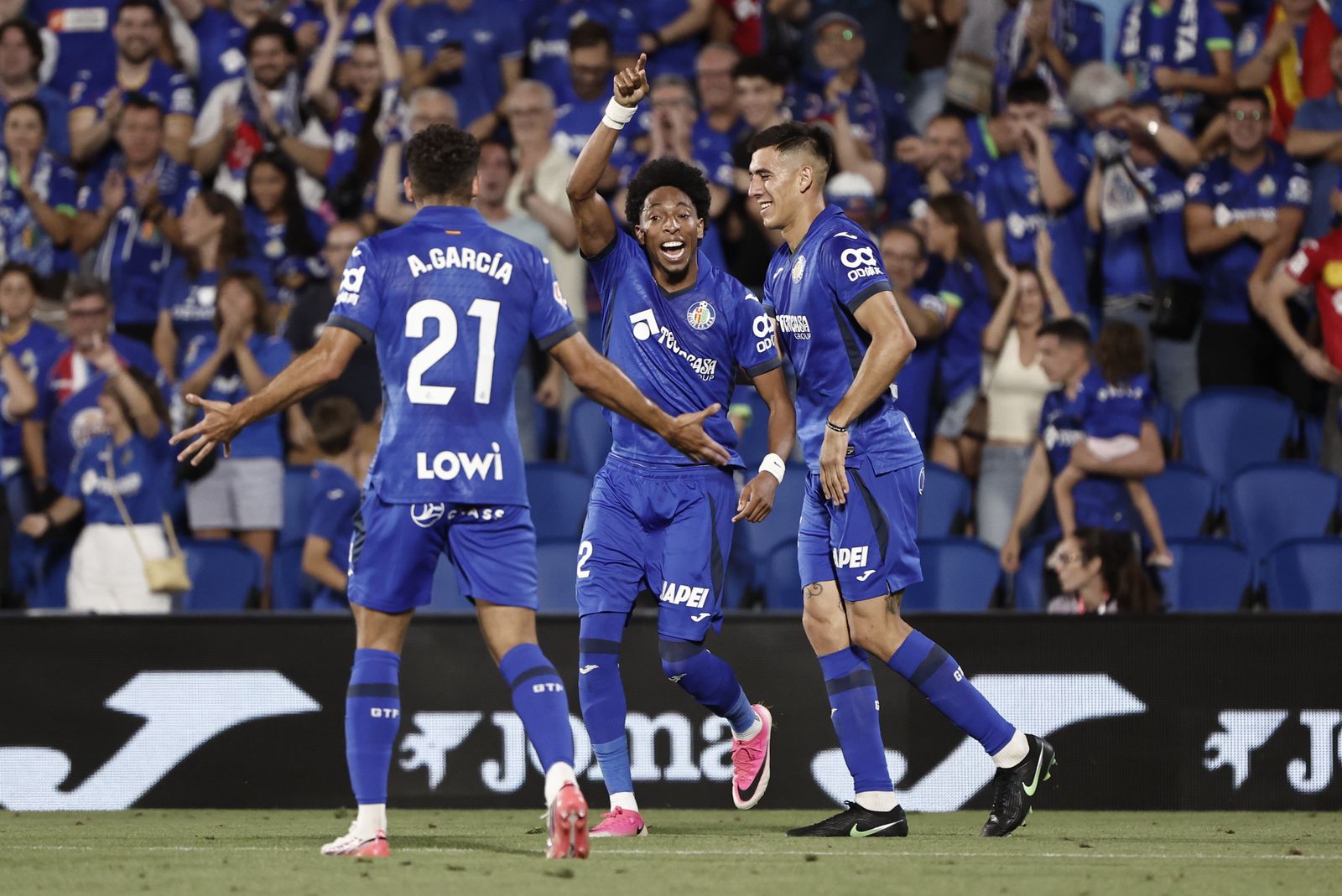 Johan Mojica celebra su gol ante el Partizan de Belgrado