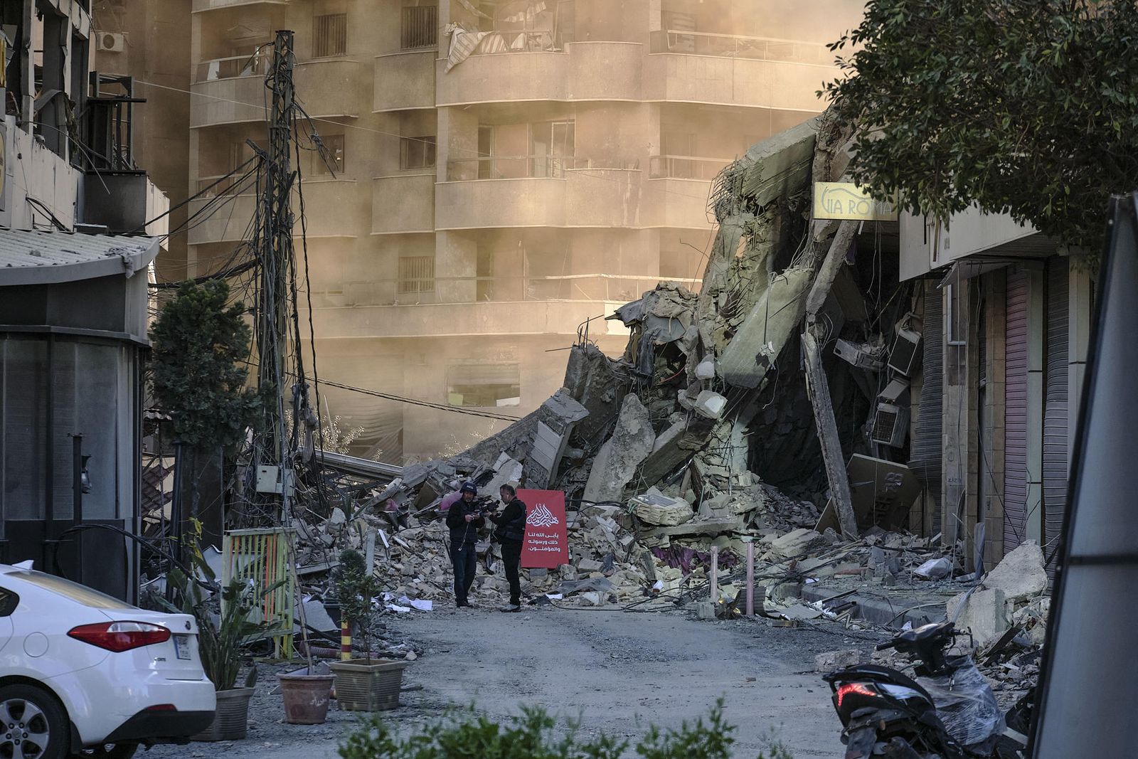 Destrucción de un edificio en el suburbio sur de Beirut