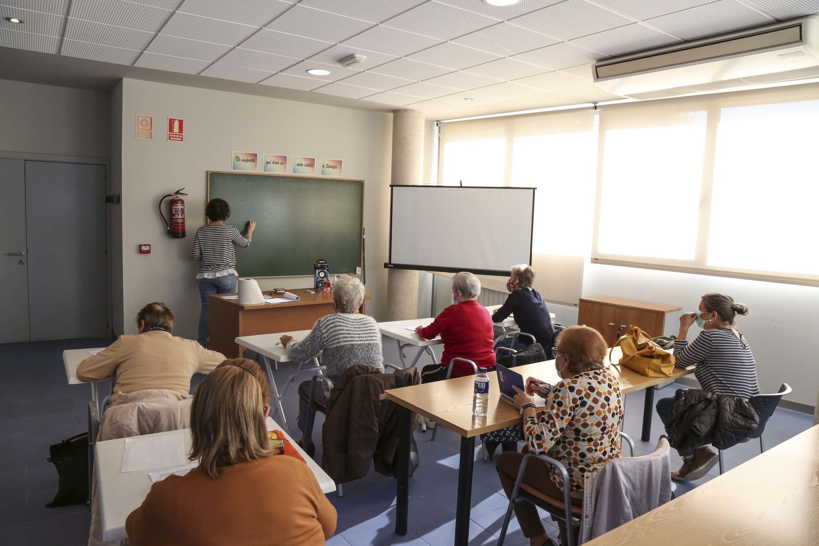 Clases para mayores en el centro de día La Princesa, en Móstoles