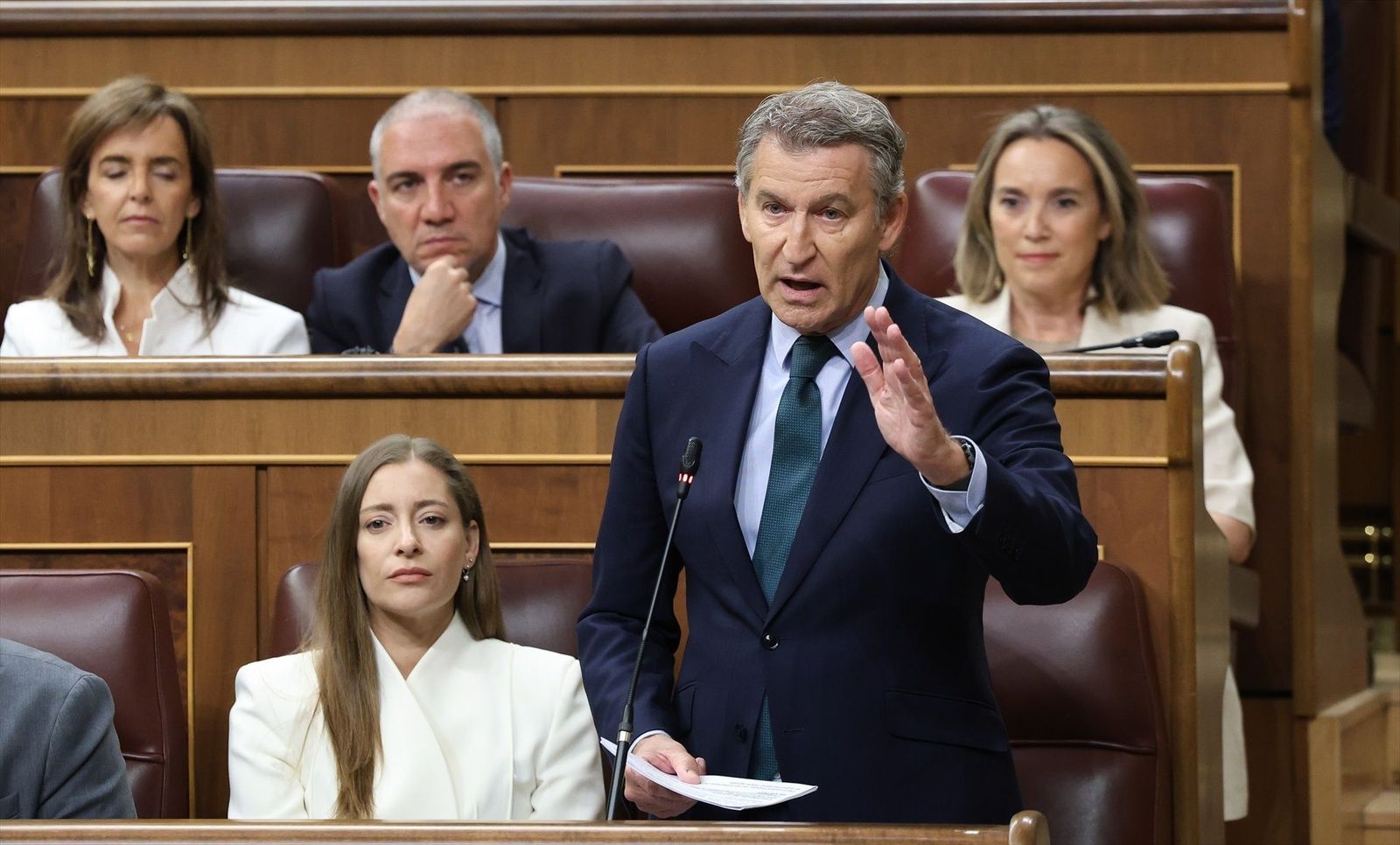 Feijóo llama "cobarde" a Sánchez por "amordazar" al Parlamento