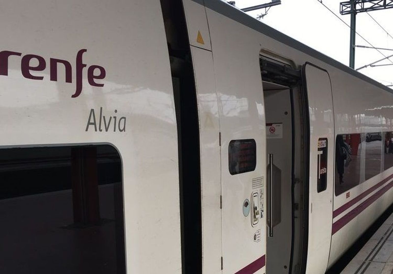 Pasajeros de un Alvia Madrid-Badajoz viajan sentados en el suelo más de cinco horas