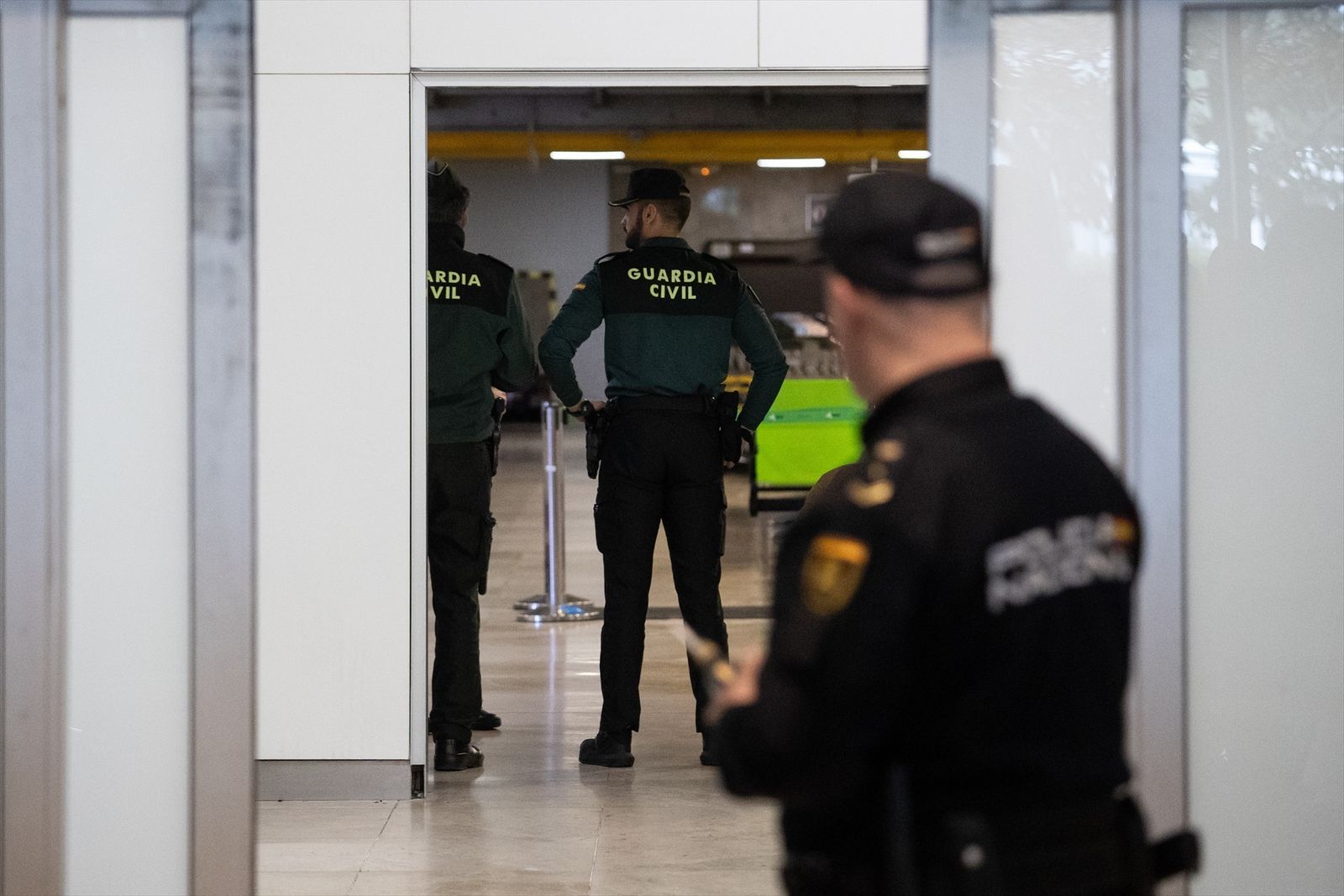 Agentes de la Guardia Civil en la puerta de llegadas de la terminal T1 del Aeropuerto Adolfo Suárez Madrid Barajas