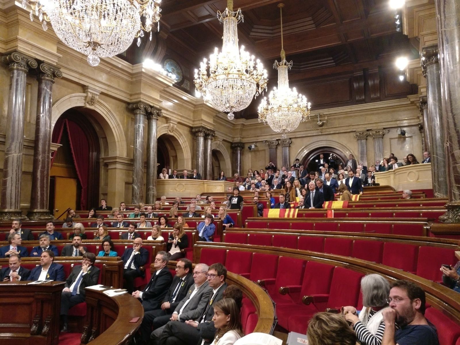La presidenta del Parlament,  Carme Forcadell lee la declaración de independencia