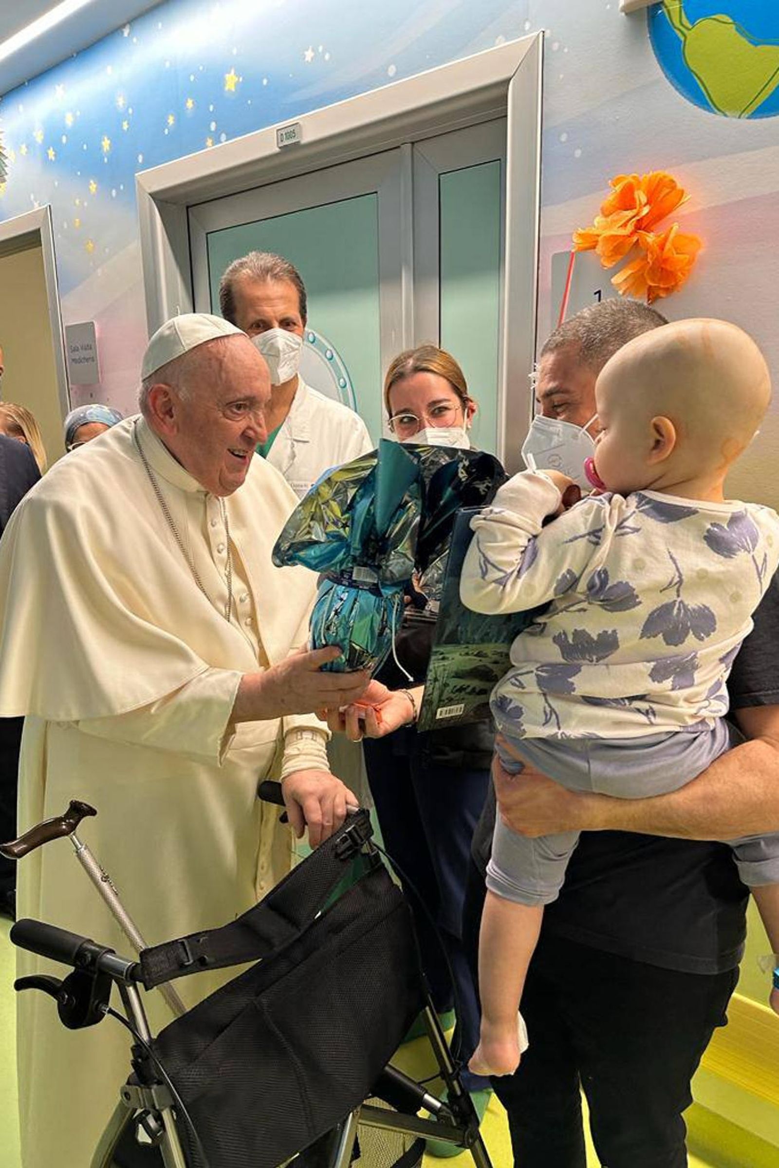 El papa sale del hospital