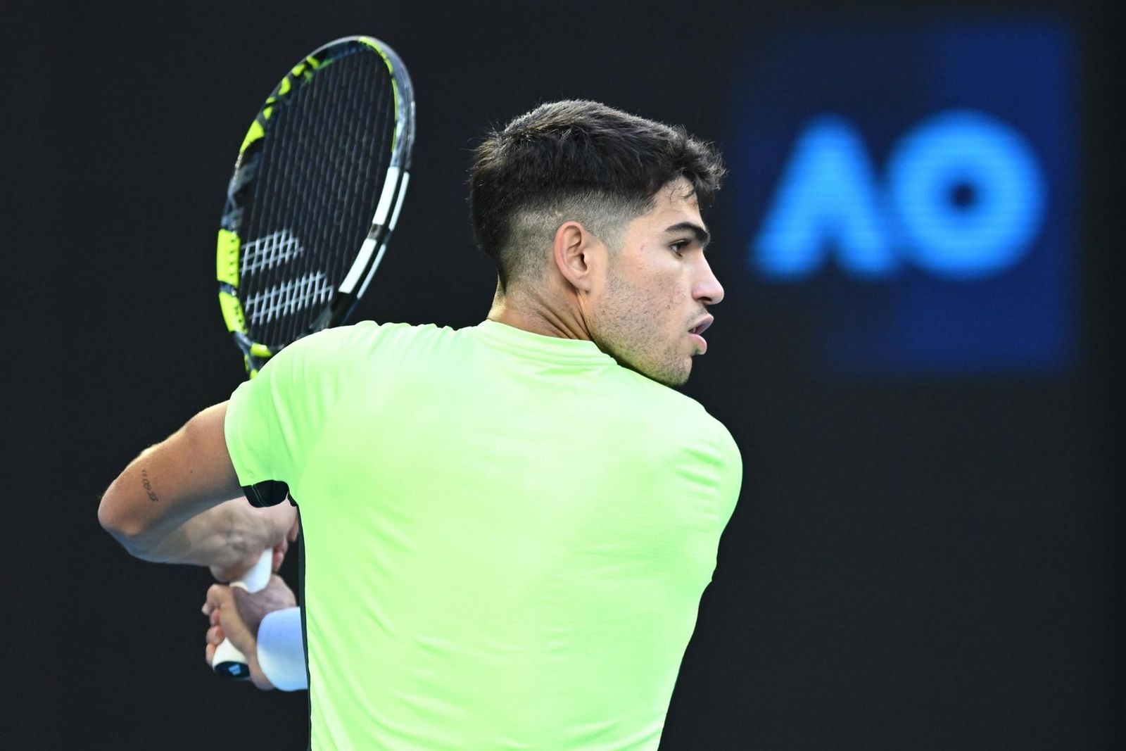 Alcaraz supera con solvencia a Ruud en la última exhibición antes del Abierto de Australia