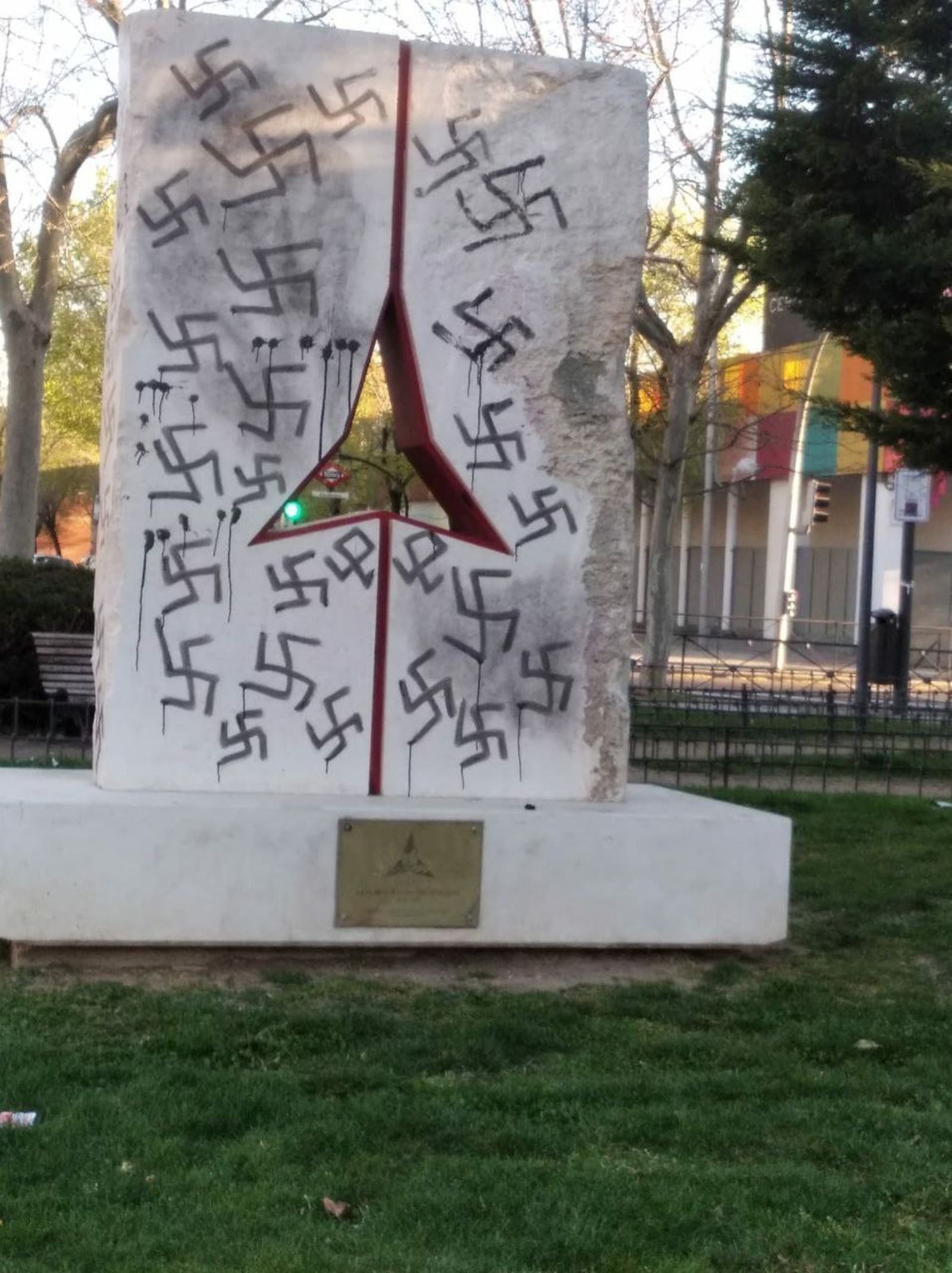 Esvásticas en el monumento a las Brigadas Internacionales, en Vicálvaro