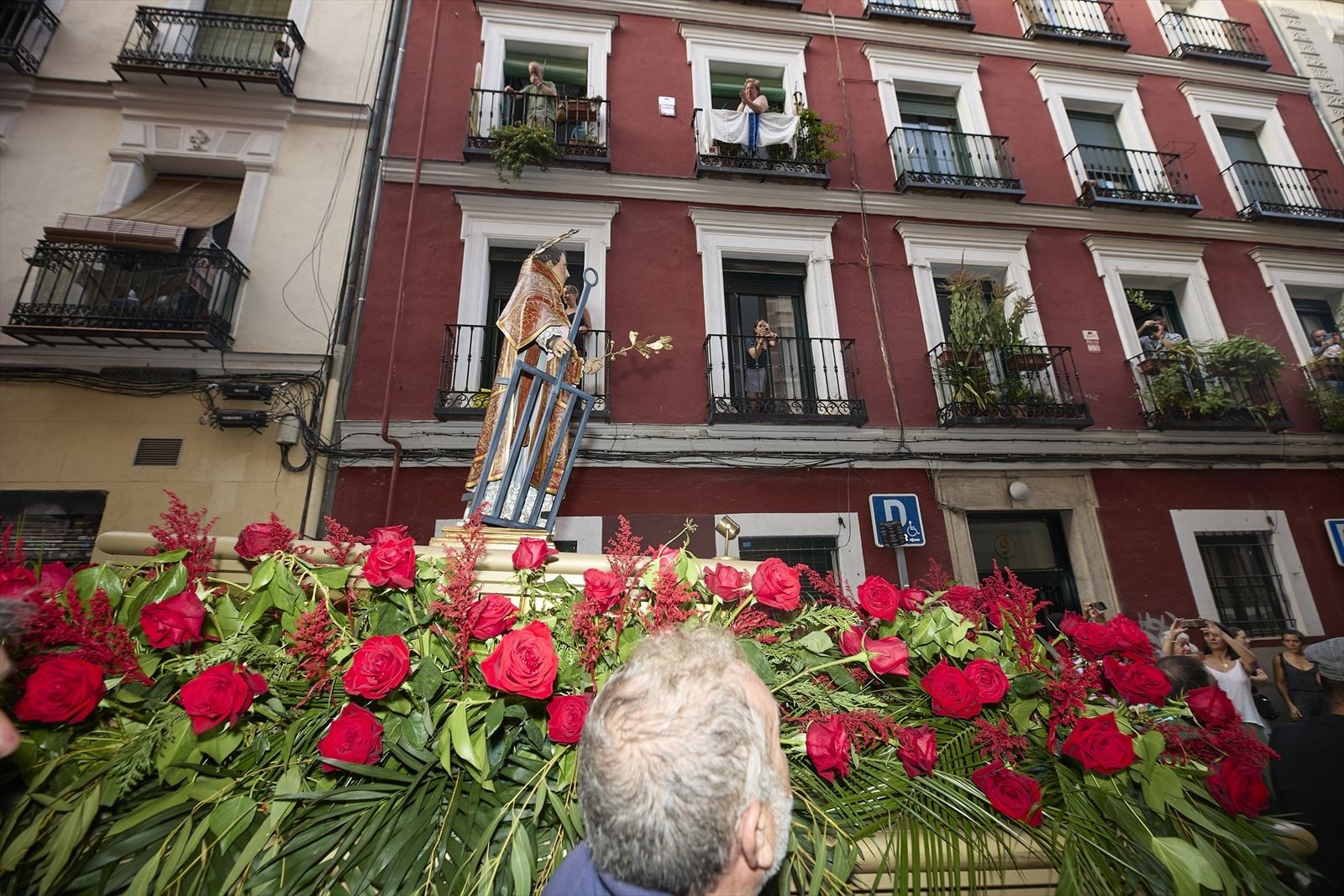 Procesión del santo de San Lorenzo tras una misa solemne